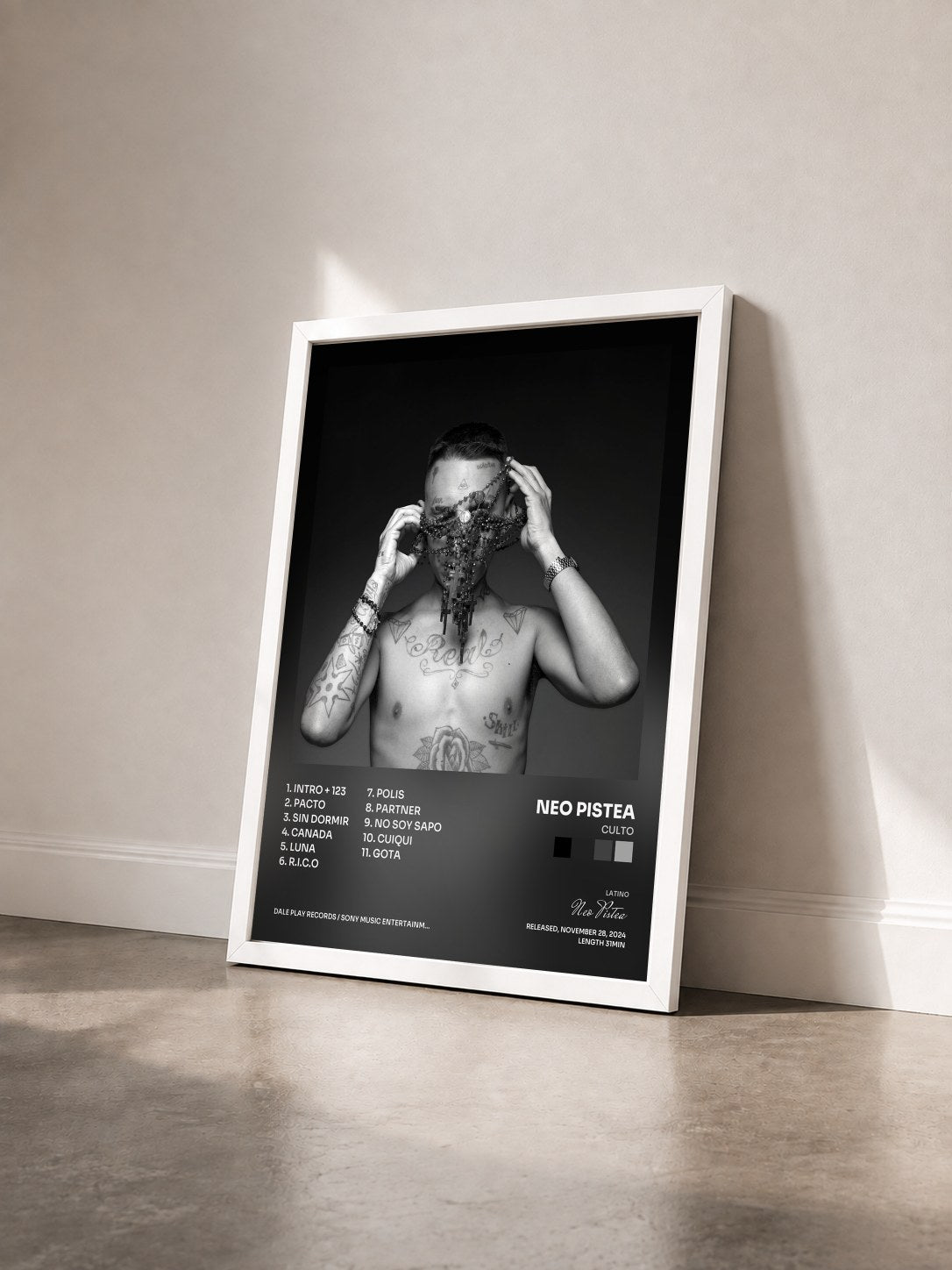 #blanc Tableau de l'album CULTO de Neo Pistea vu de trois quarts, cadre blanc