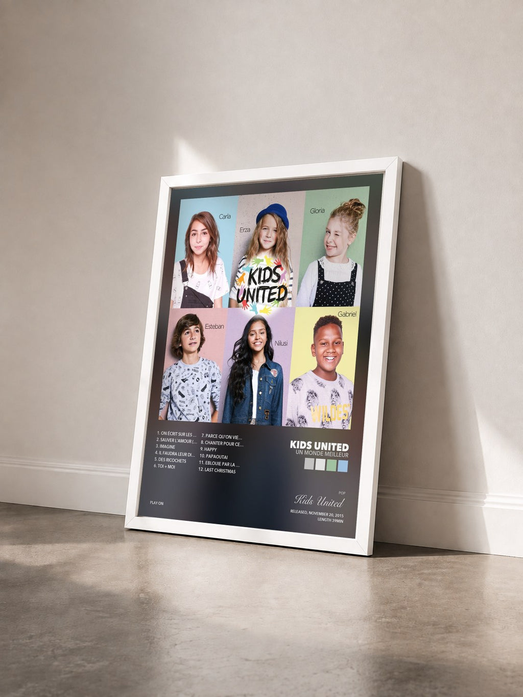 #blanc Tableau de l'album Un monde meilleur de Kids United vu de trois quarts, cadre blanc