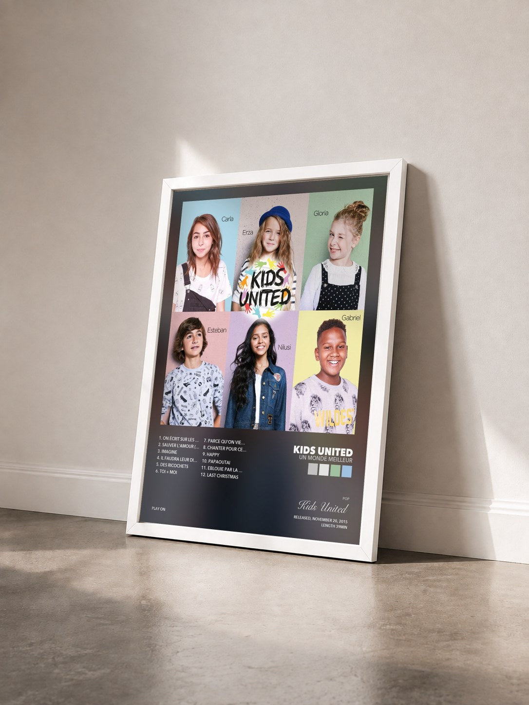 #blanc Tableau de l'album Un monde meilleur de Kids United vu de trois quarts, cadre blanc