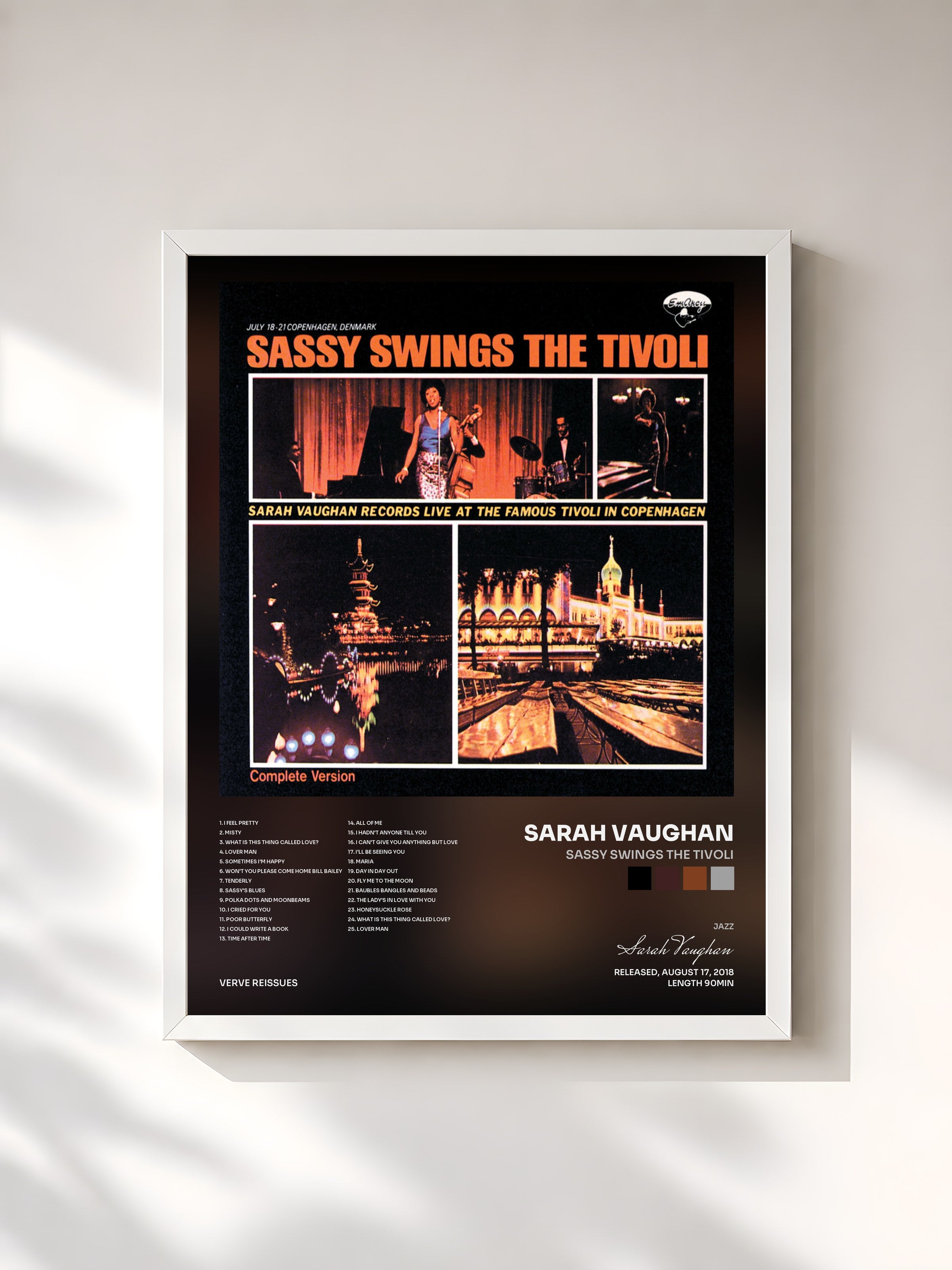 #blanc Tableau de l'album Sassy Swings The Tivoli de Sarah Vaughan, cadre blanc, imprimé et encadré en France