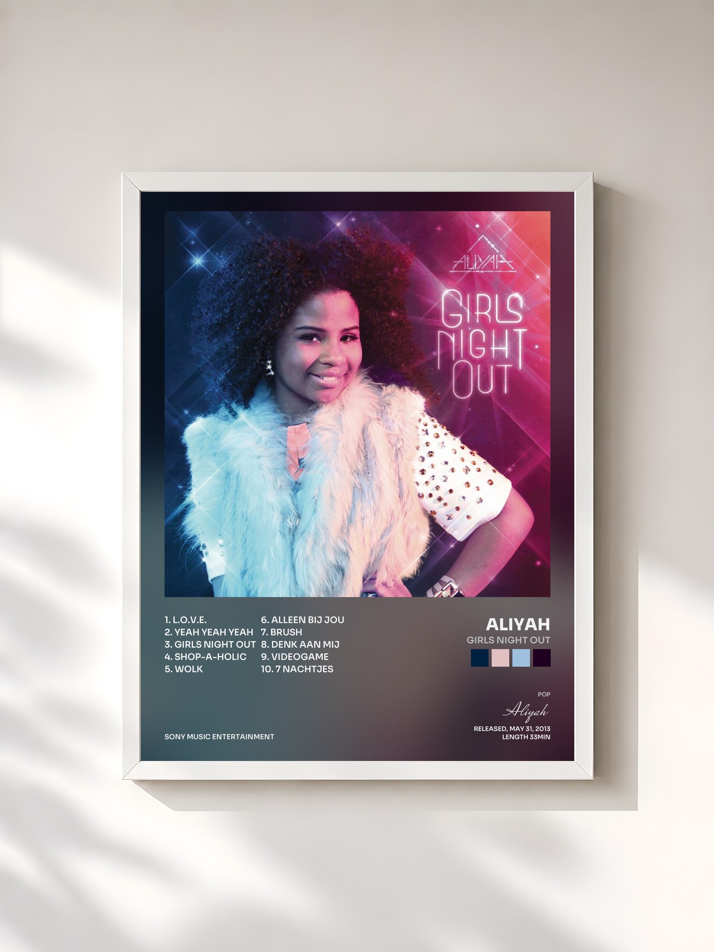 #blanc Tableau de l'album Girls Night Out de Aliyah, cadre blanc, imprimé et encadré en France