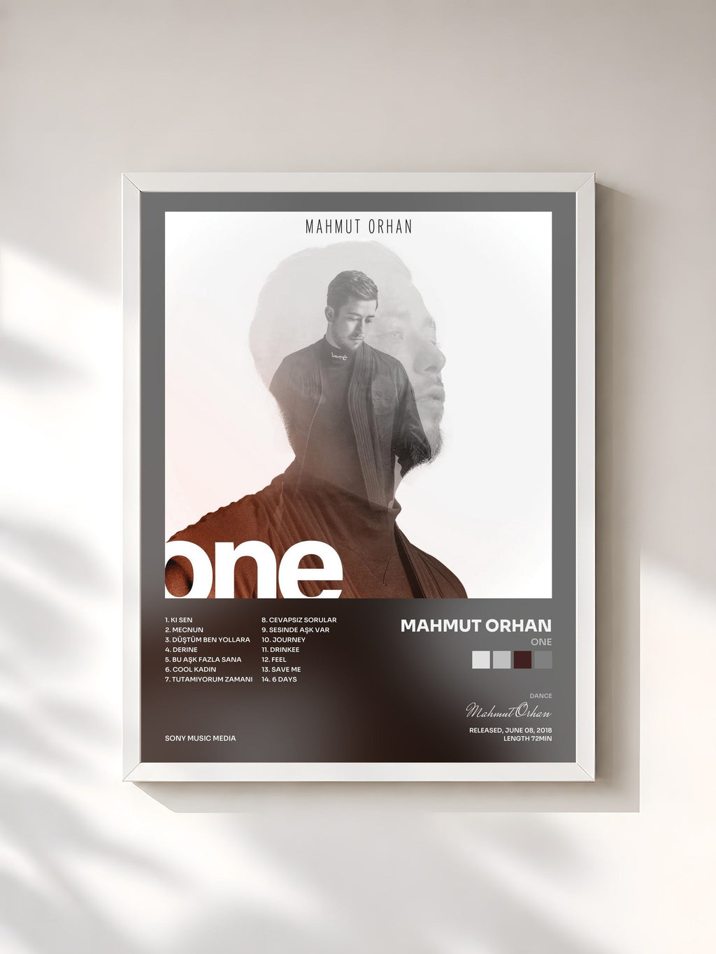 #blanc ONE de Mahmut Orhan en lámina enmarcada, marco blanco, impresa y enmarcada en Francia