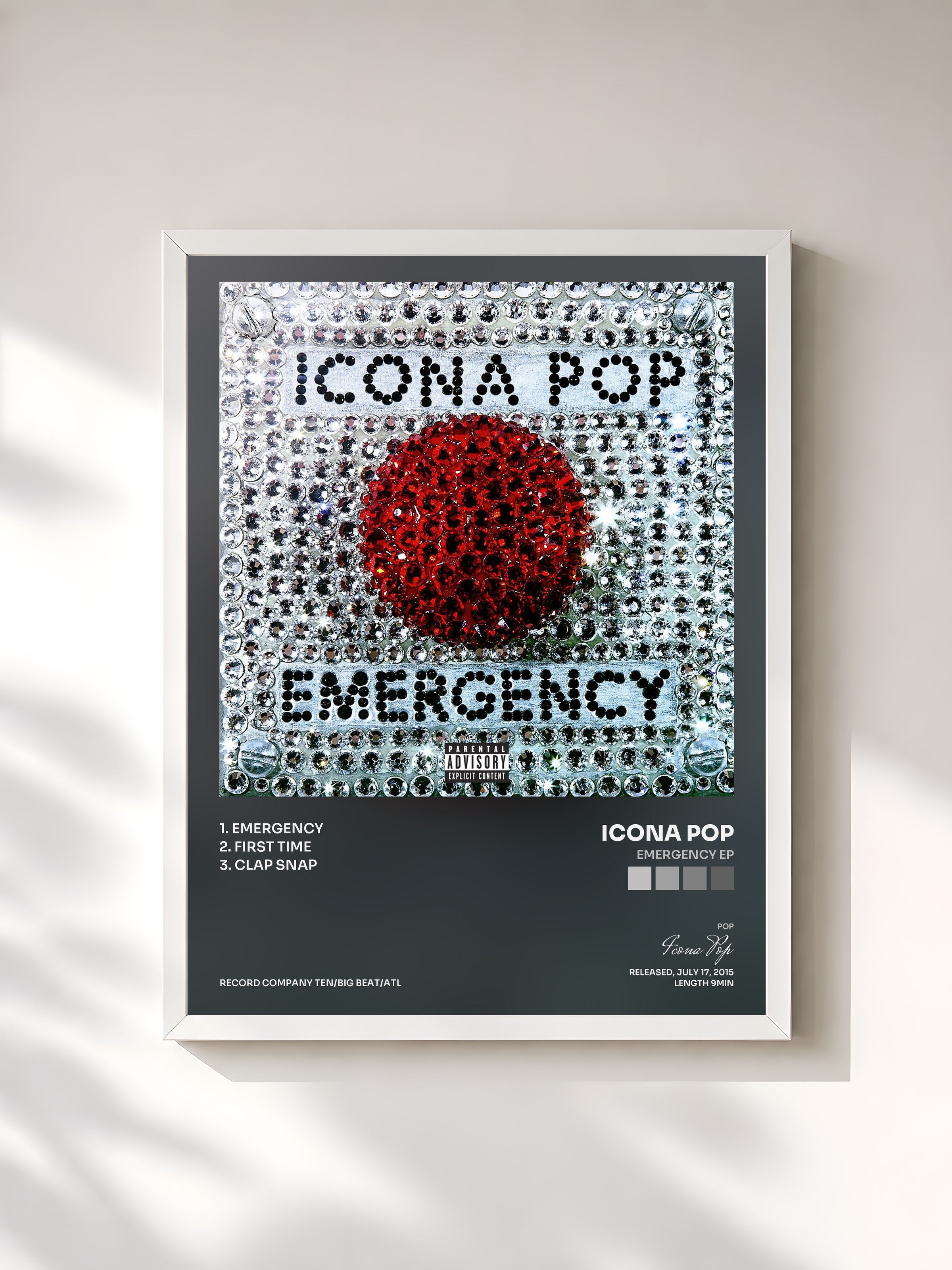 #blanc Tableau de l'album Emergency EP de Icona Pop, cadre blanc, imprimé et encadré en France