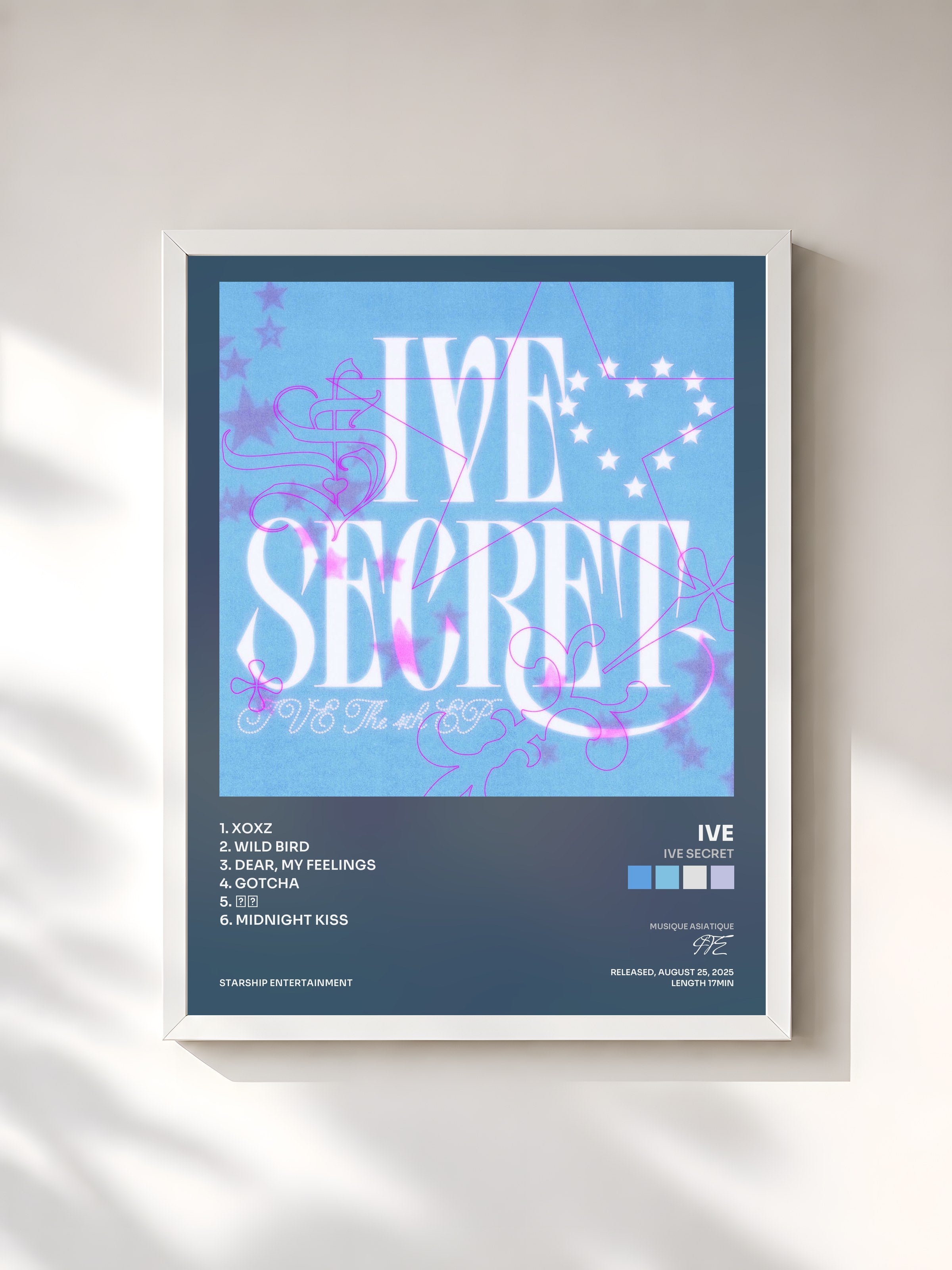 #blanc Tableau de l'album IVE SECRET de IVE, cadre blanc, imprimé et encadré en France