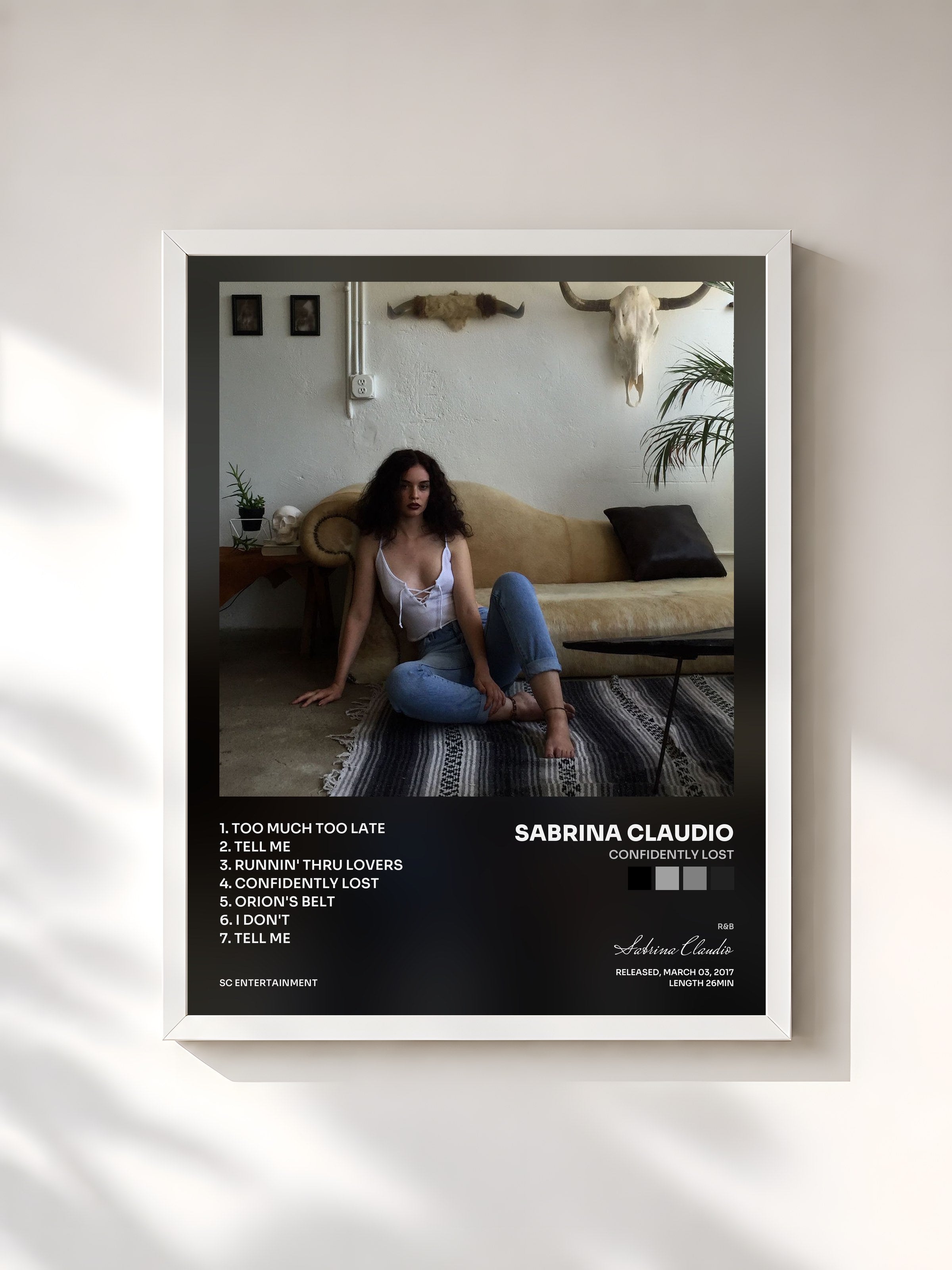 #blanc Tableau de l'album Confidently Lost de Sabrina Claudio, cadre blanc, imprimé et encadré en France
