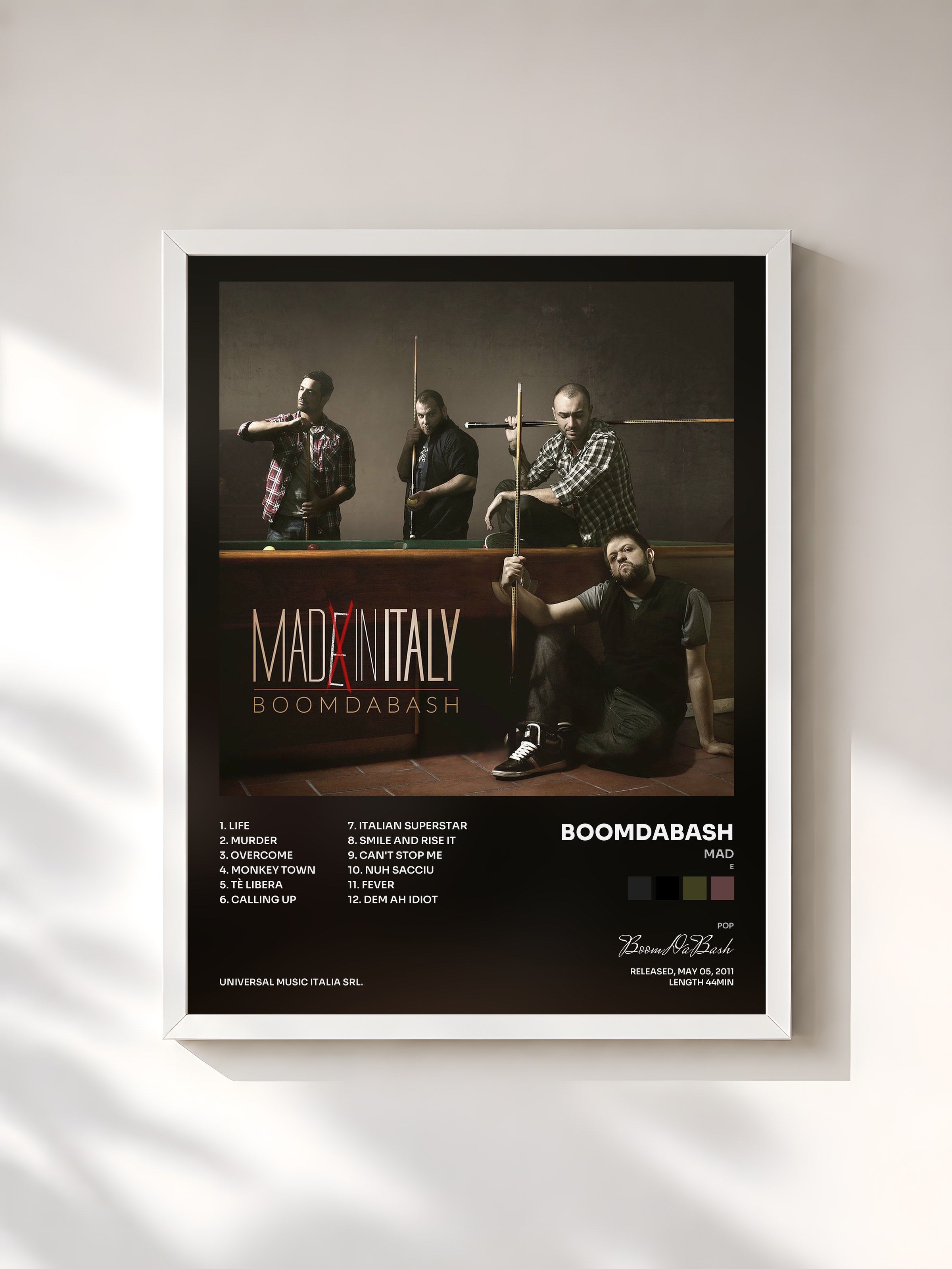 #blanc Tableau de l'album Mad(e) in Italy de BoomDaBash, cadre blanc, imprimé et encadré en France