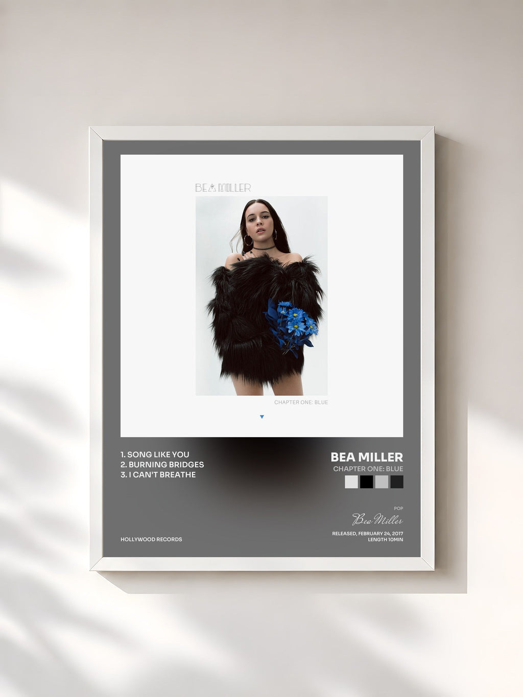 #blanc chapter one: blue di Bea Miller in stampa incorniciata, cornice bianca, stampata e incorniciata in Francia