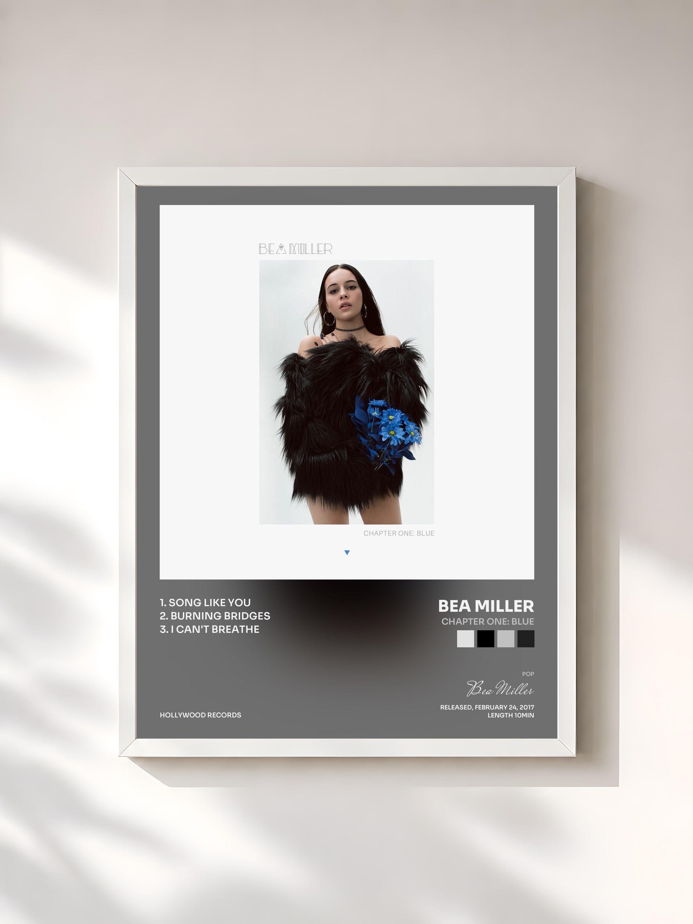 #blanc Tableau de l'album chapter one: blue de Bea Miller, cadre blanc, imprimé et encadré en France