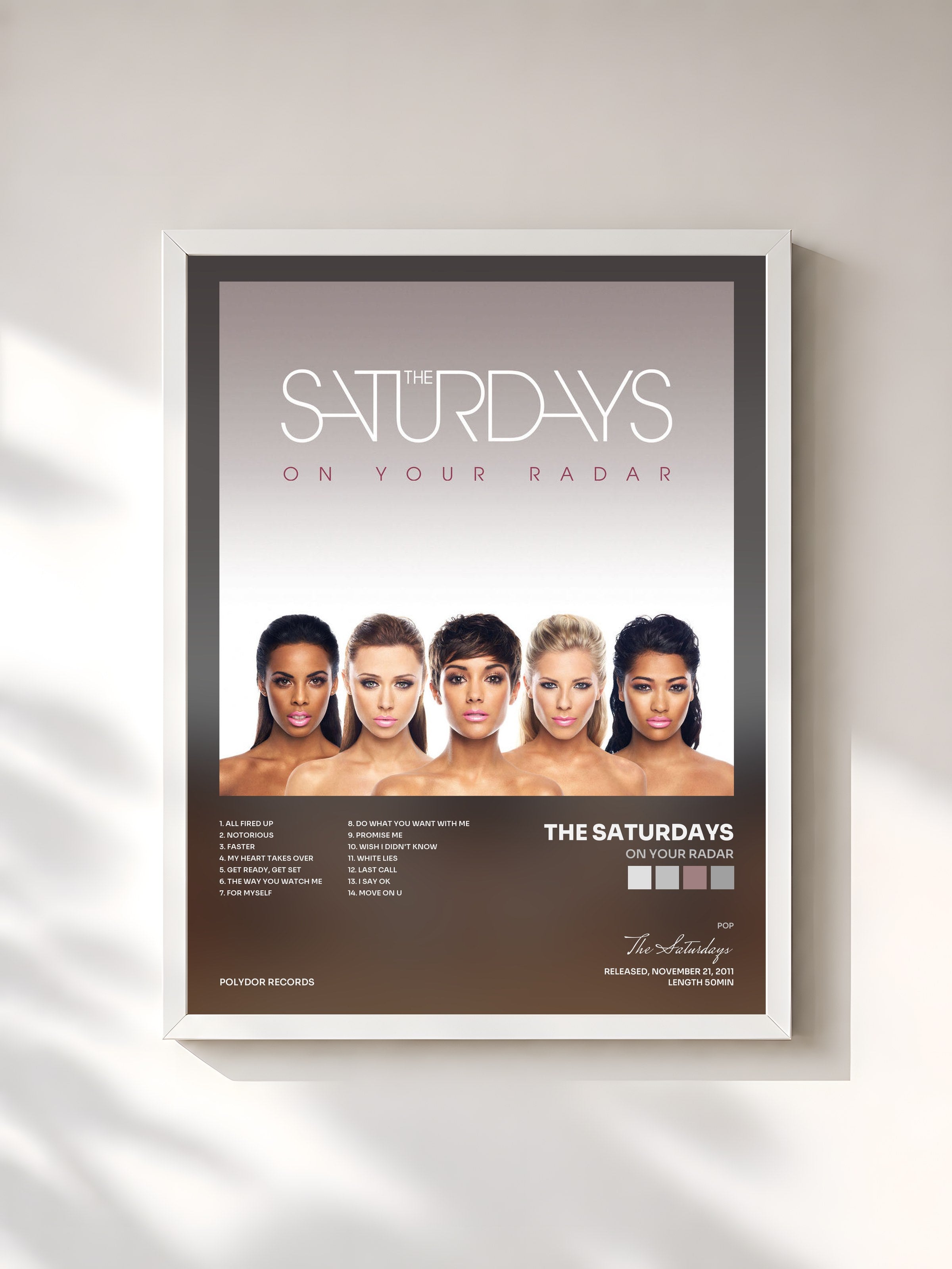 #blanc Tableau de l'album On Your Radar de The Saturdays, cadre blanc, imprimé et encadré en France
