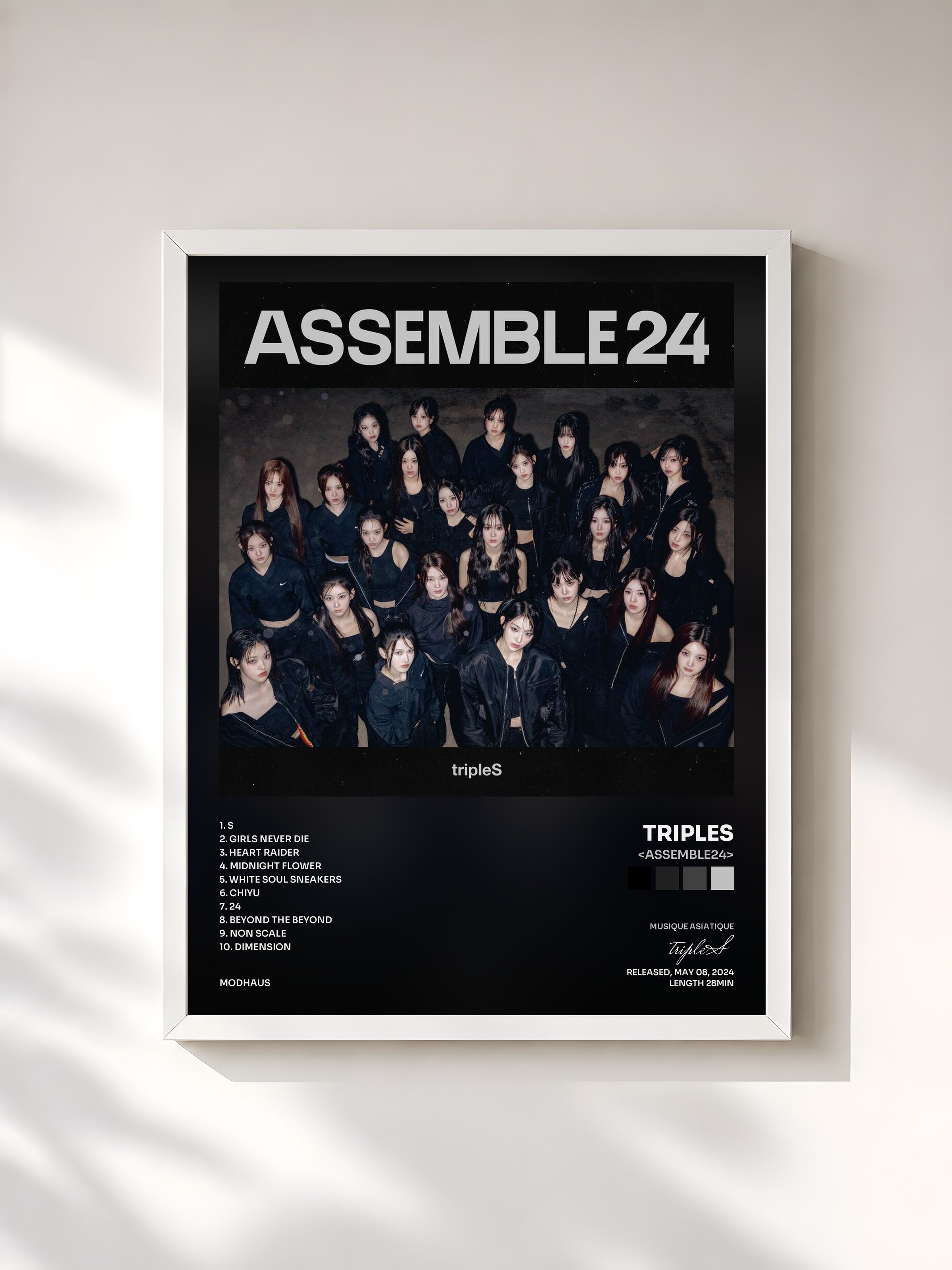 #blanc Tableau de l'album <ASSEMBLE24> de tripleS, cadre blanc, imprimé et encadré en France