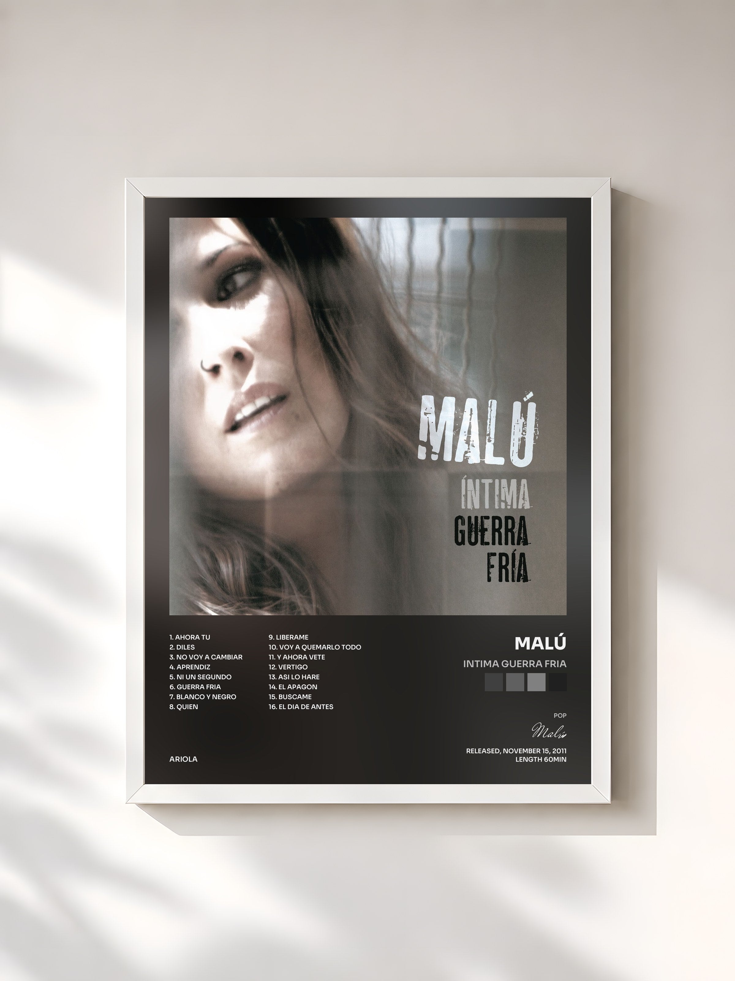 #blanc Tableau de l'album Intima Guerra Fria de Malú, cadre blanc, imprimé et encadré en France