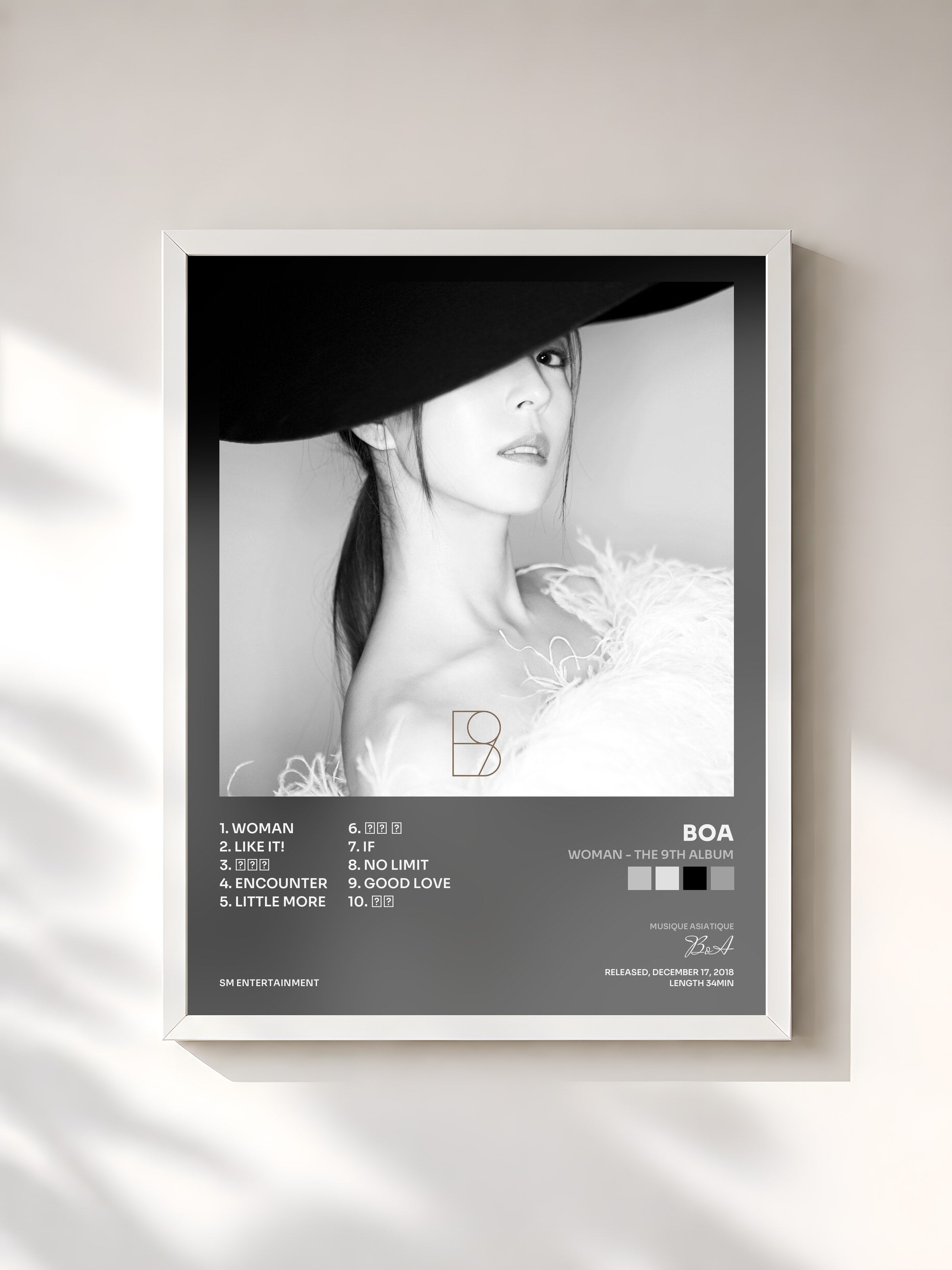 #blanc Tableau de l'album WOMAN - The 9th Album de BoA, cadre blanc, imprimé et encadré en France