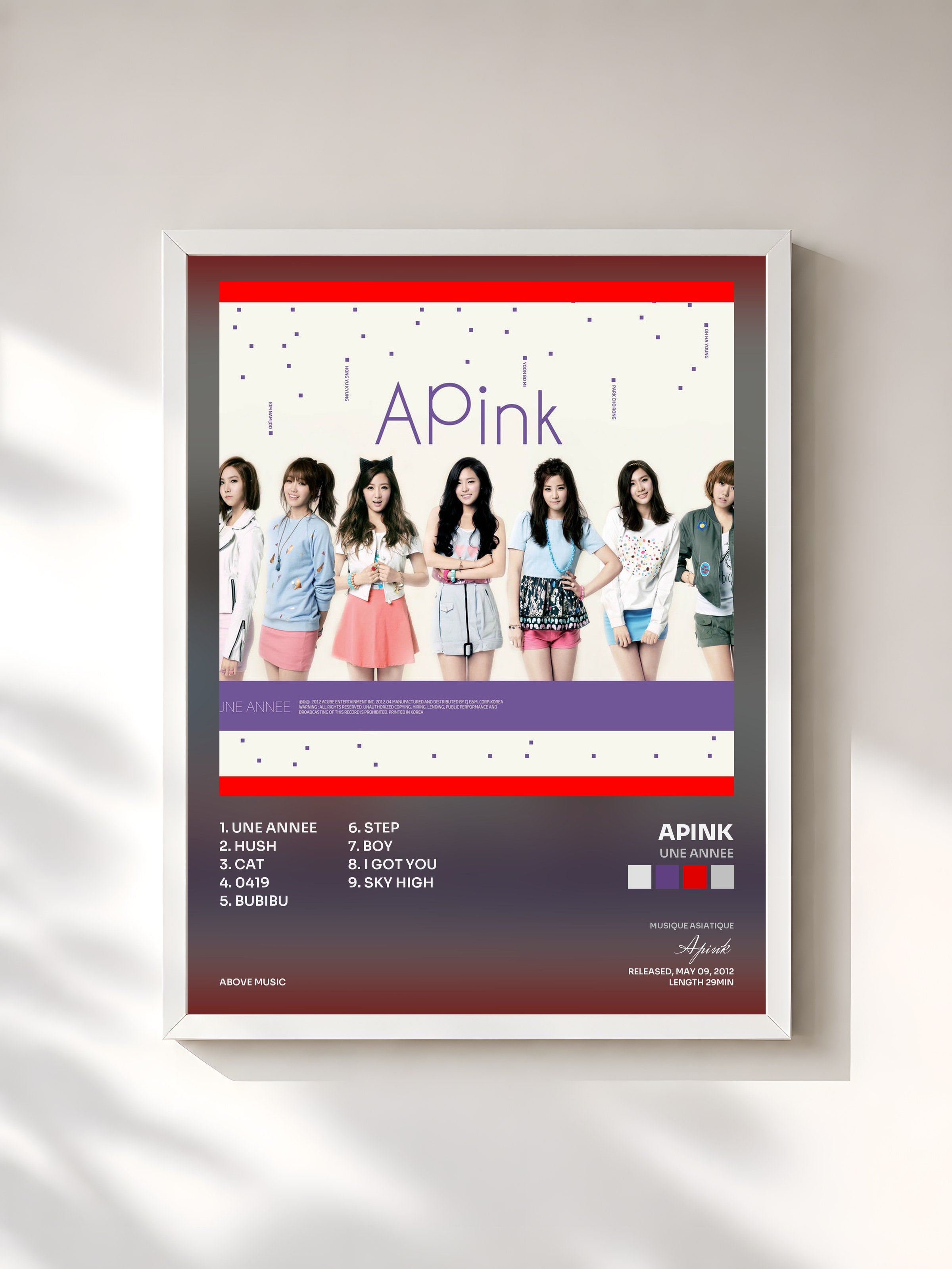 #blanc Tableau de l'album UNE ANNEE de Apink, cadre blanc, imprimé et encadré en France