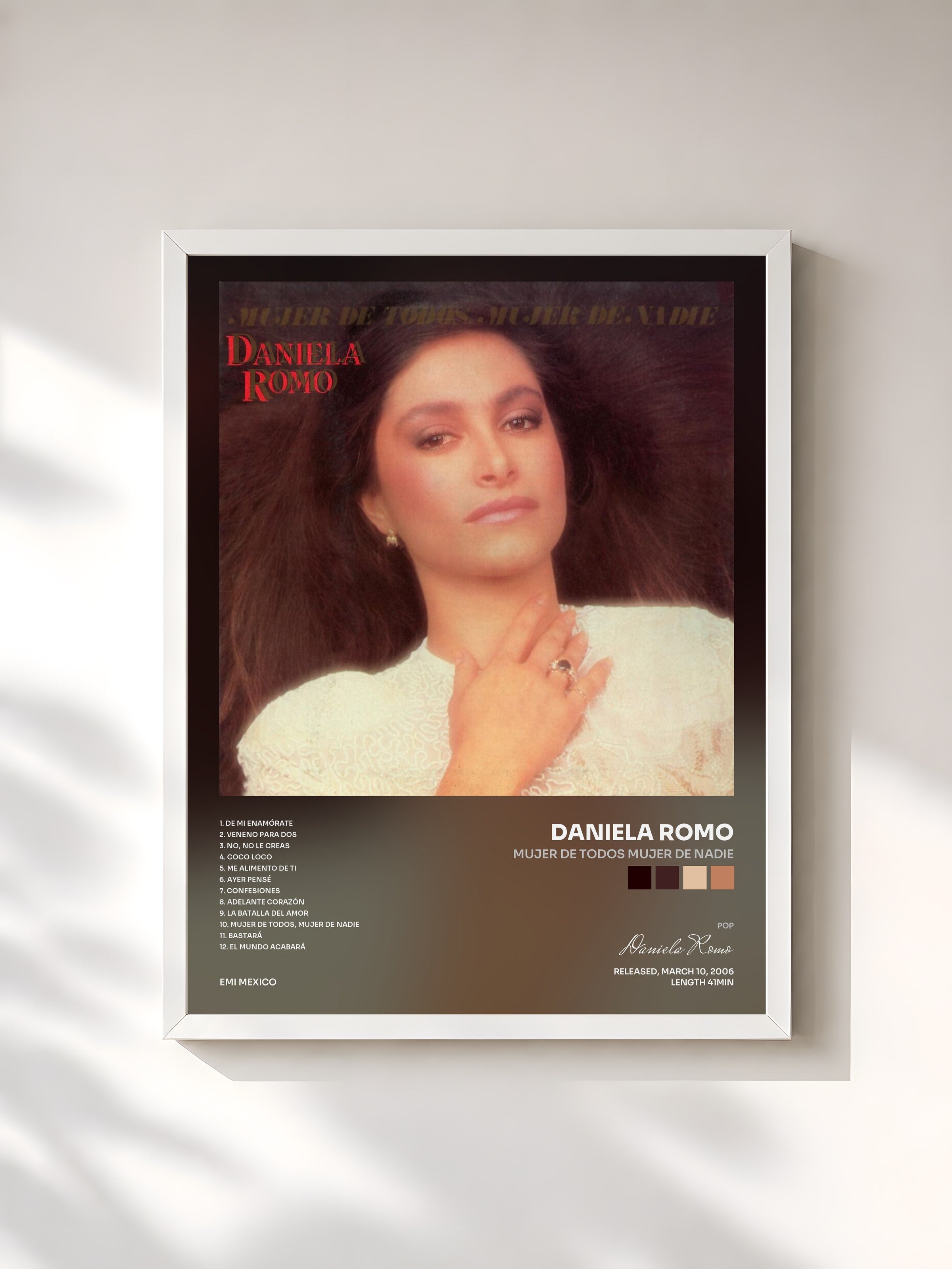 #blanc Tableau de l'album Mujer De Todos Mujer De Nadie de Daniela Romo, cadre blanc, imprimé et encadré en France