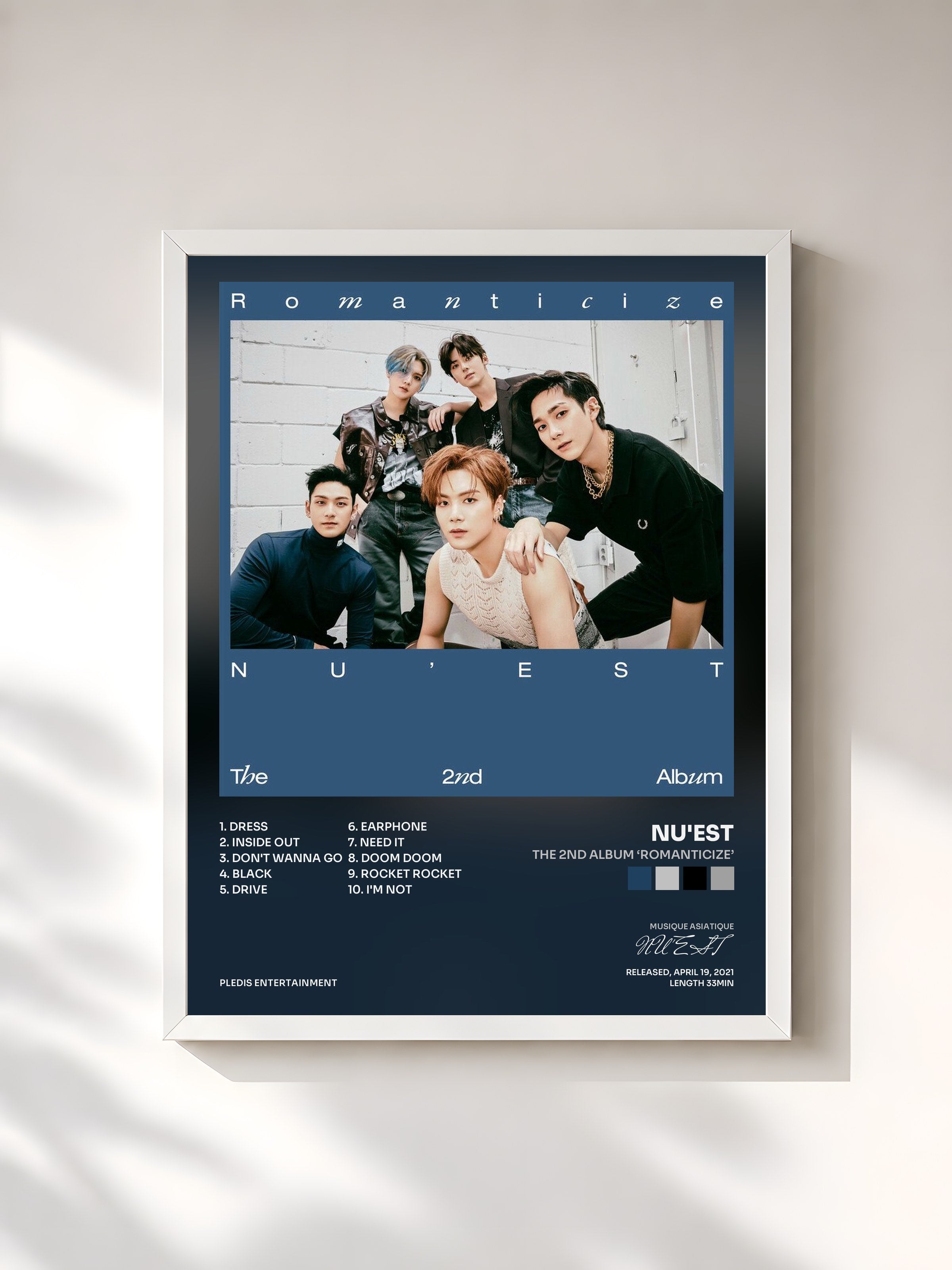 #blanc Tableau de l'album The 2nd Album ‘Romanticize’ de NU'EST, cadre blanc, imprimé et encadré en France