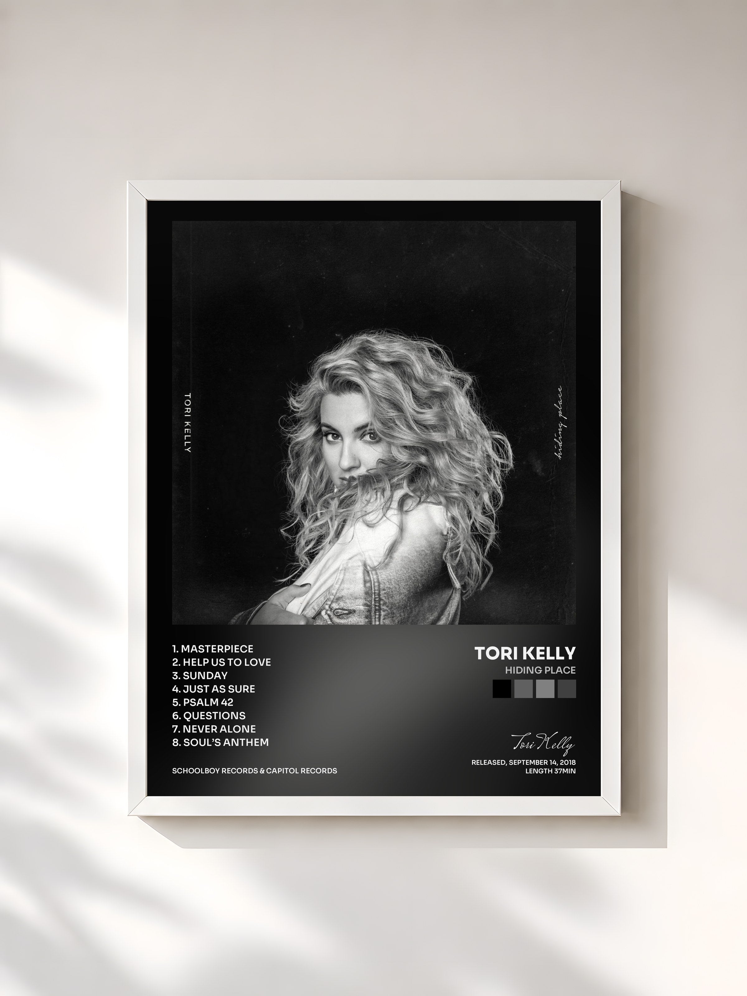 #blanc Tableau de l'album Hiding Place de Tori Kelly, cadre blanc, imprimé et encadré en France