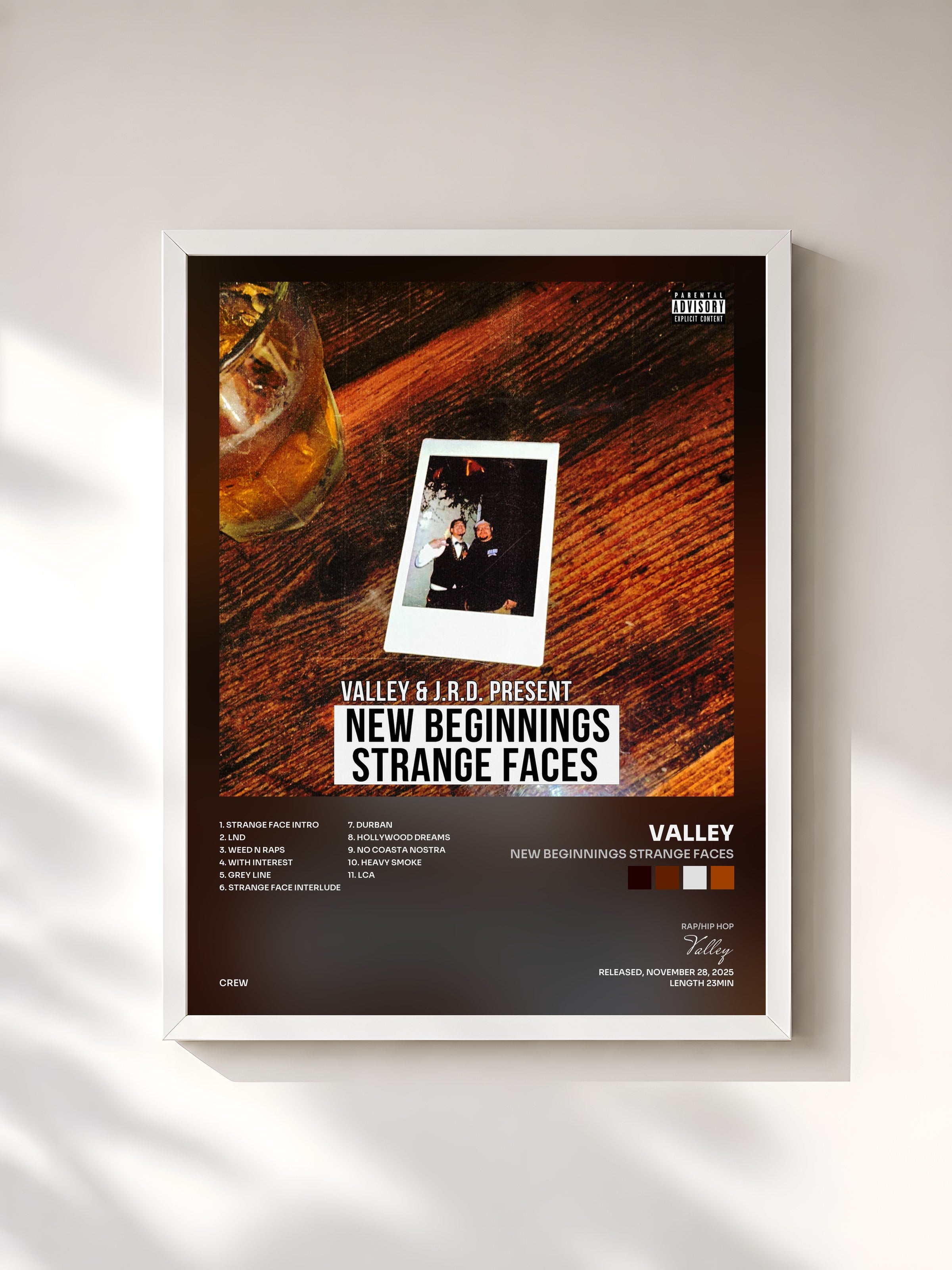 #blanc Tableau de l'album NEW BEGINNINGS STRANGE FACES de Valley, cadre blanc, imprimé et encadré en France