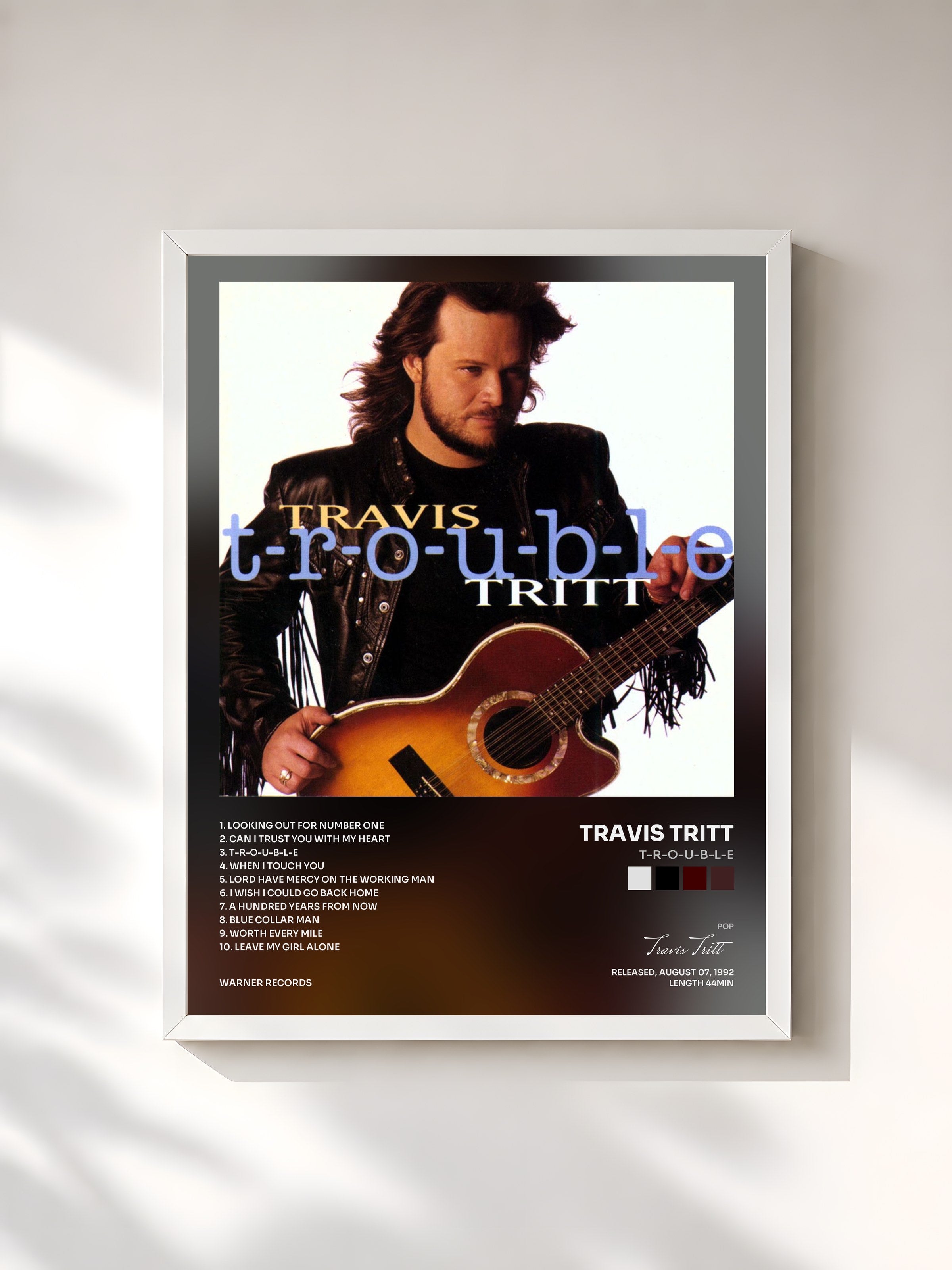 #blanc Tableau de l'album T-R-O-U-B-L-E de Travis Tritt, cadre blanc, imprimé et encadré en France