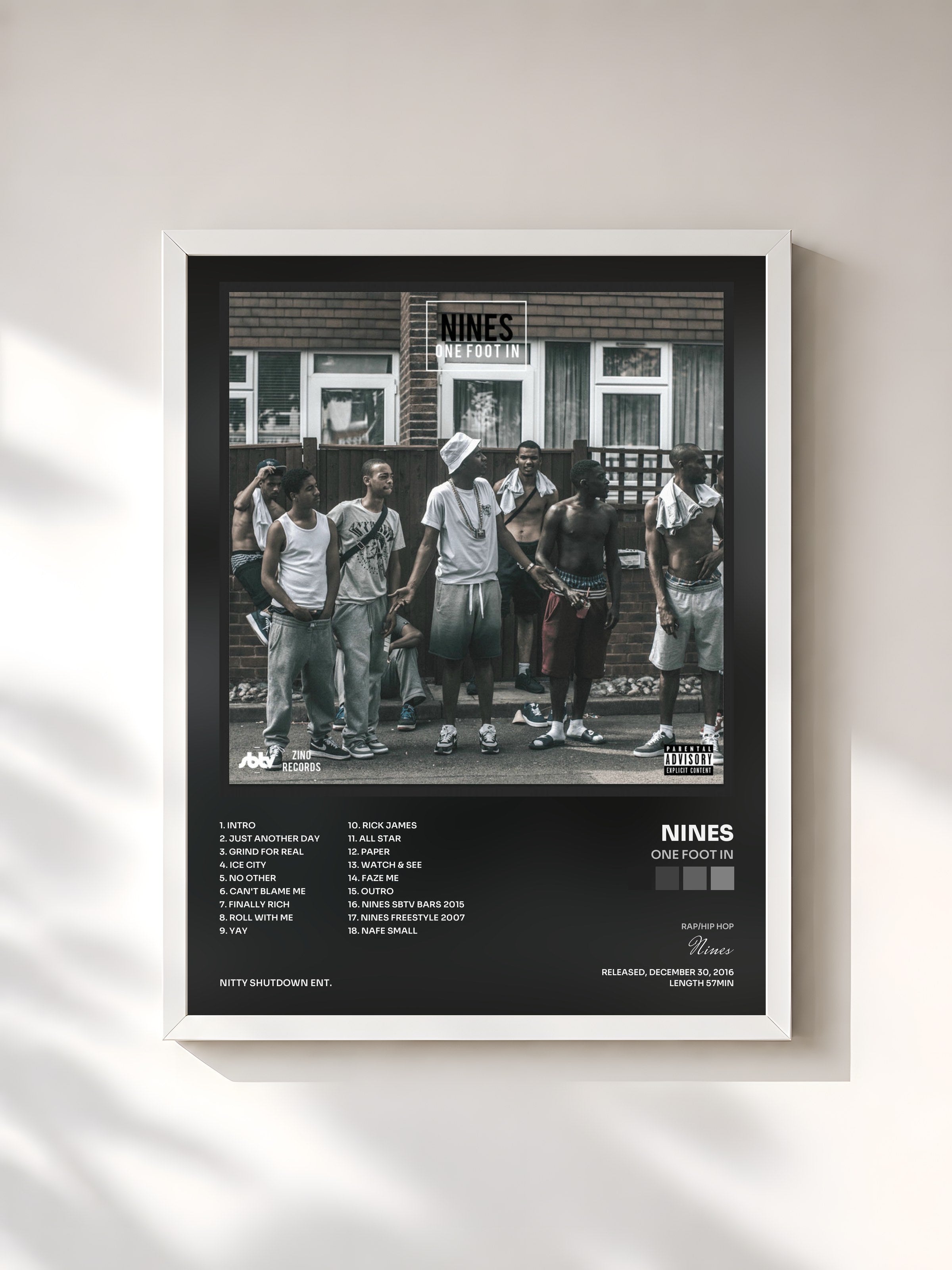 #blanc Tableau de l'album One Foot In de Nines, cadre blanc, imprimé et encadré en France