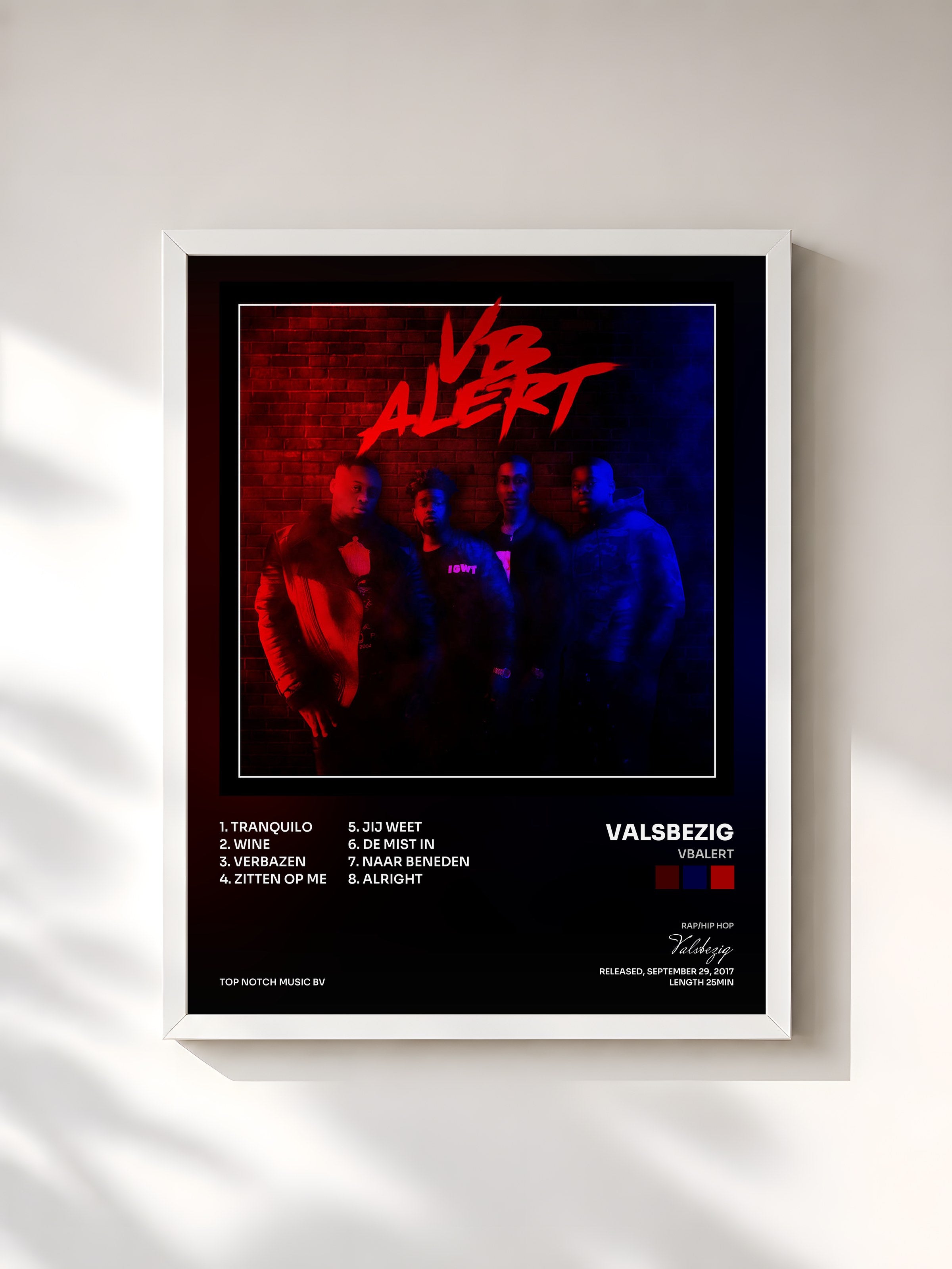 #blanc Tableau de l'album VBALERT de Valsbezig, cadre blanc, imprimé et encadré en France