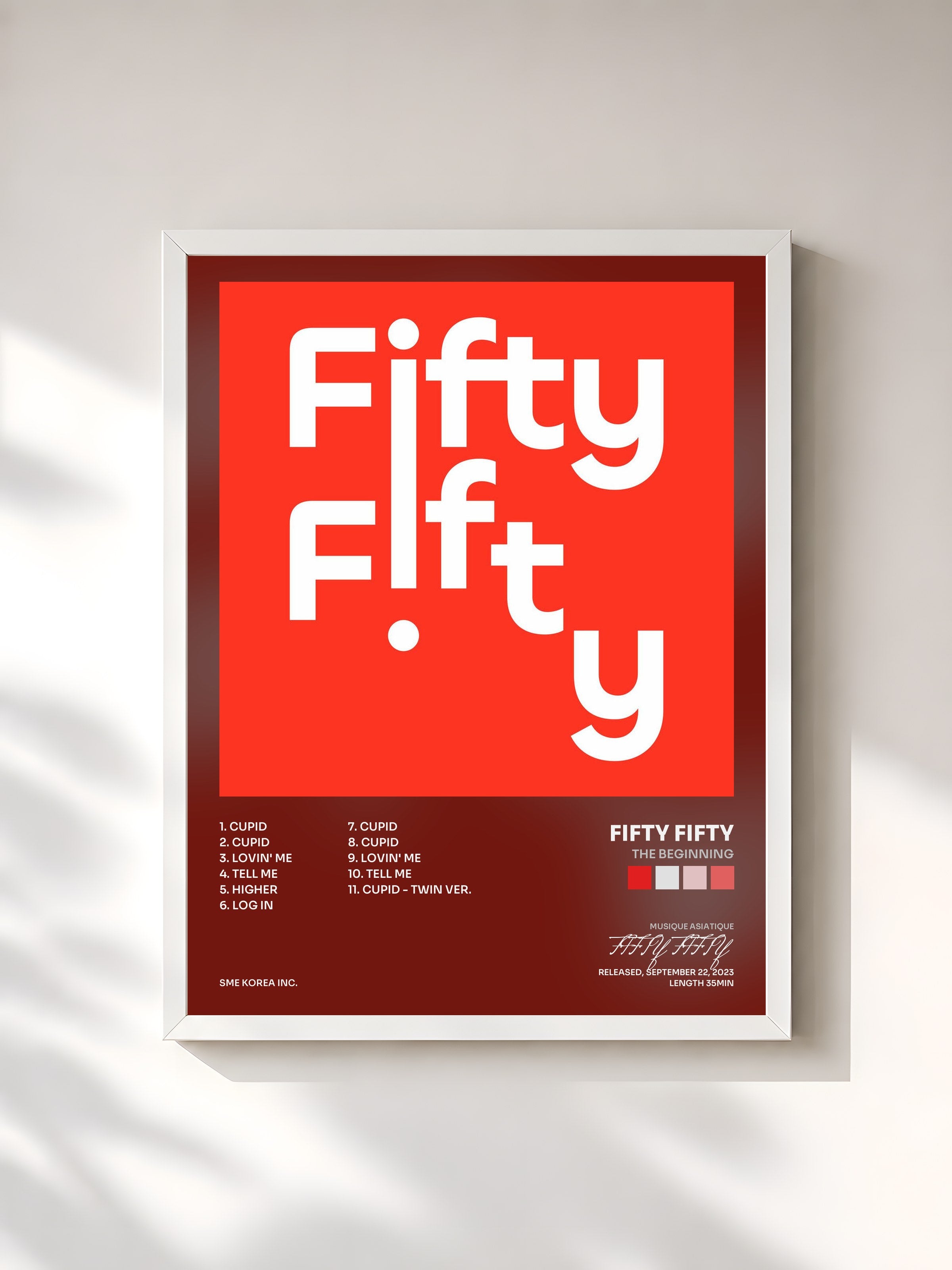 #blanc Tableau de l'album The Beginning de FIFTY FIFTY, cadre blanc, imprimé et encadré en France
