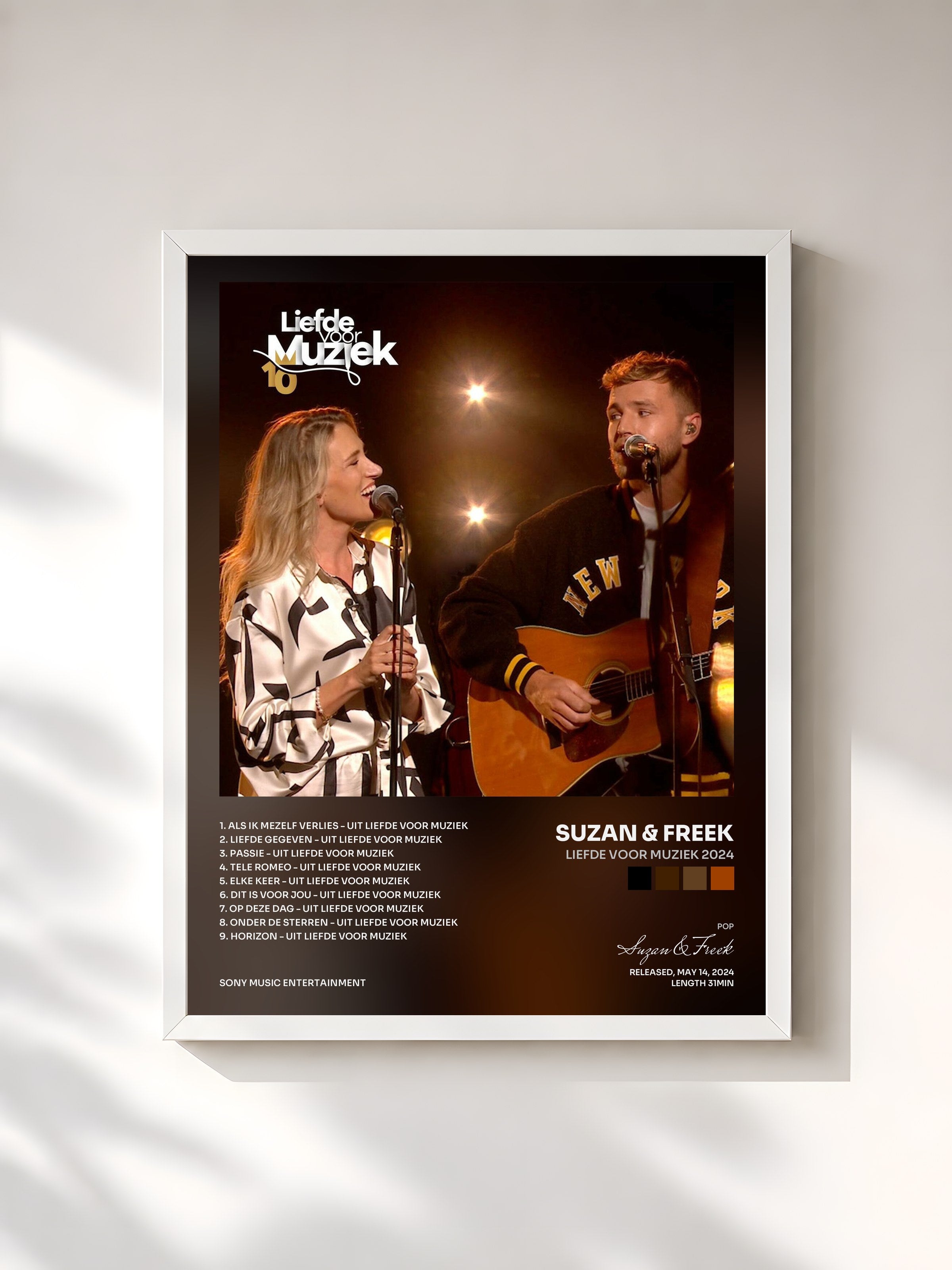 #blanc Tableau de l'album Liefde Voor Muziek 2024 de Suzan & Freek, cadre blanc, imprimé et encadré en France
