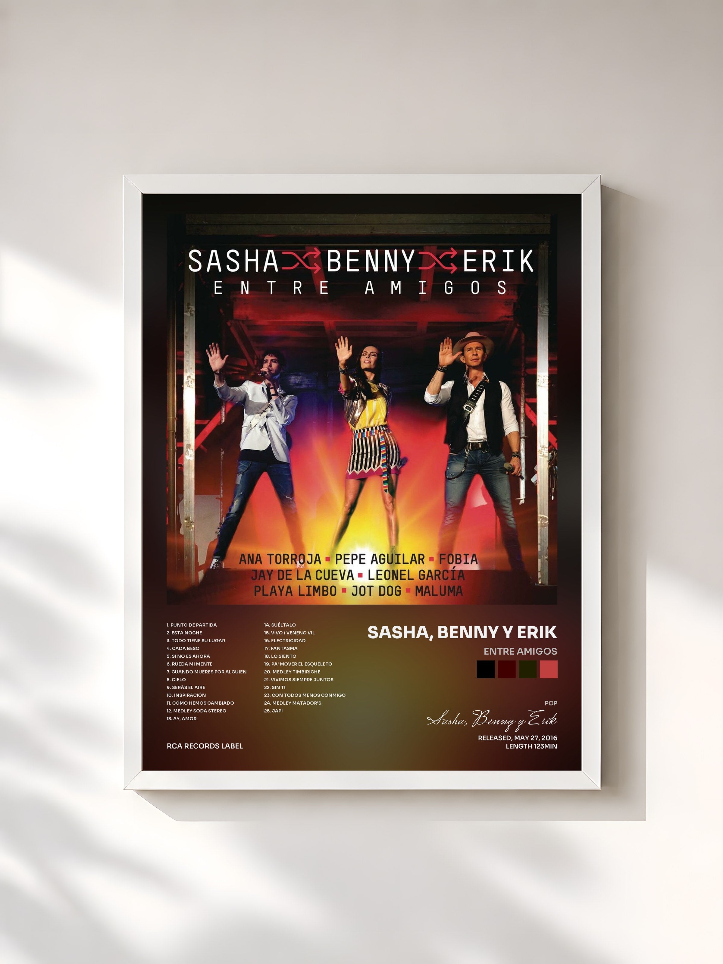 #blanc Tableau de l'album Entre Amigos de Sasha, Benny y Erik, cadre blanc, imprimé et encadré en France