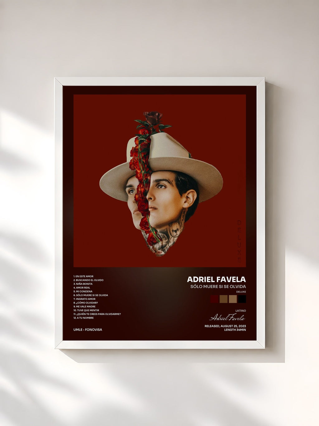 #blanc Tableau de l'album Sólo Muere Si Se Olvida (Deluxe) de Adriel Favela, cadre blanc, imprimé et encadré en France