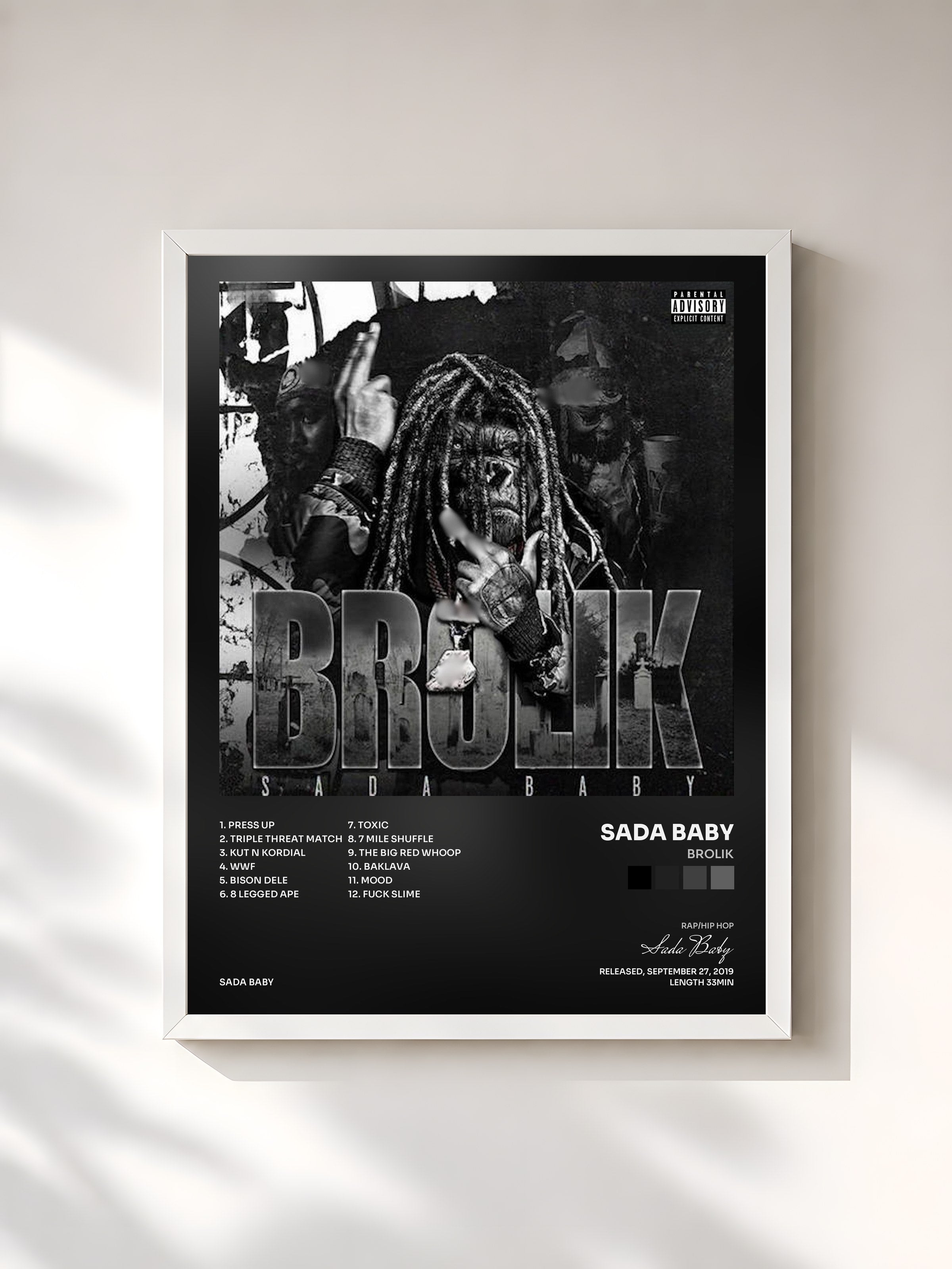 #blanc Tableau de l'album BROLIK de Sada Baby, cadre blanc, imprimé et encadré en France