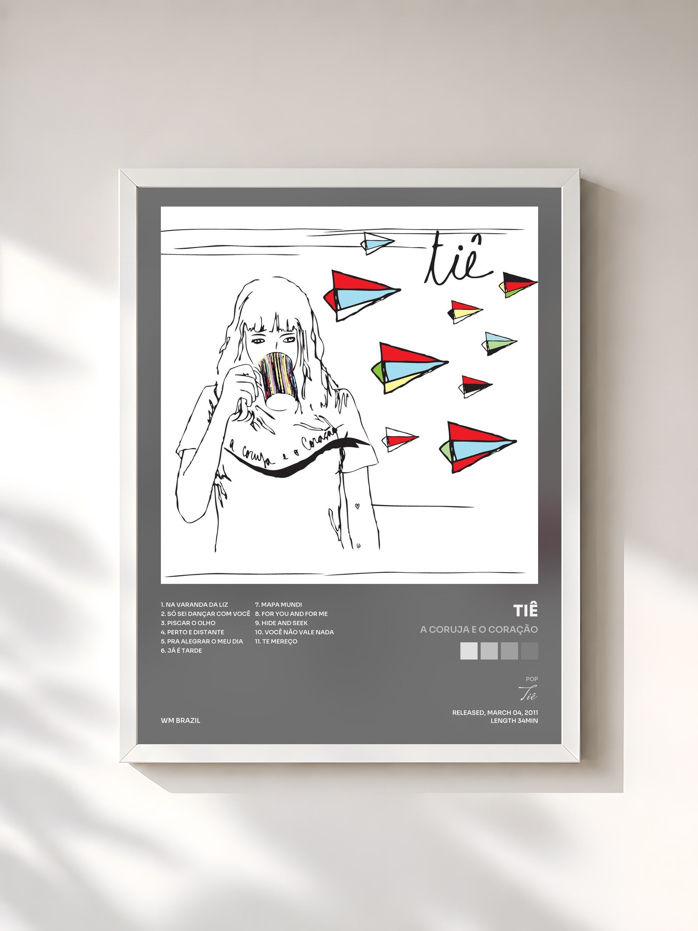 #blanc Tableau de l'album A Coruja e o Coração de Tiê, cadre blanc, imprimé et encadré en France