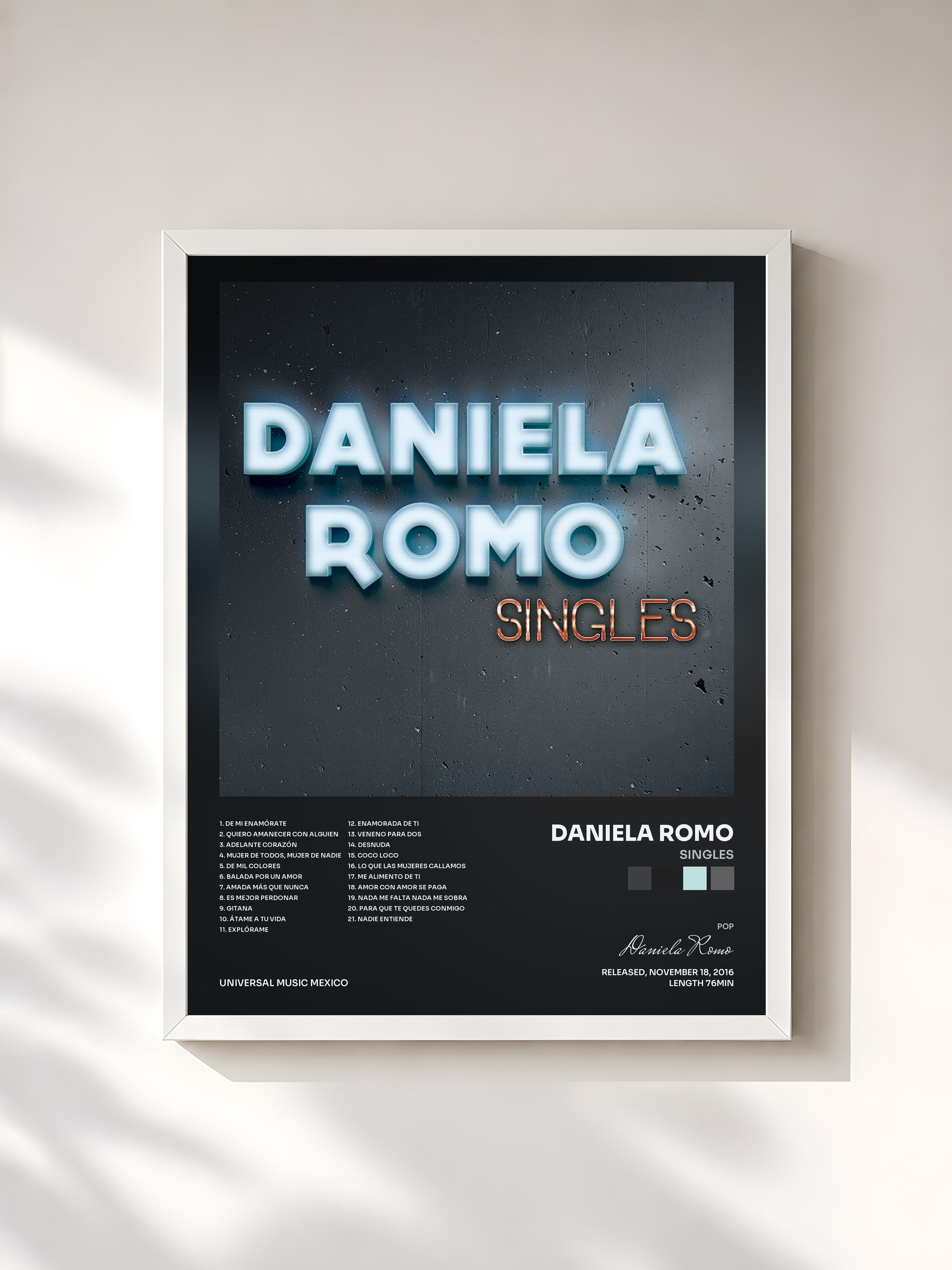 #blanc Tableau de l'album Singles de Daniela Romo, cadre blanc, imprimé et encadré en France