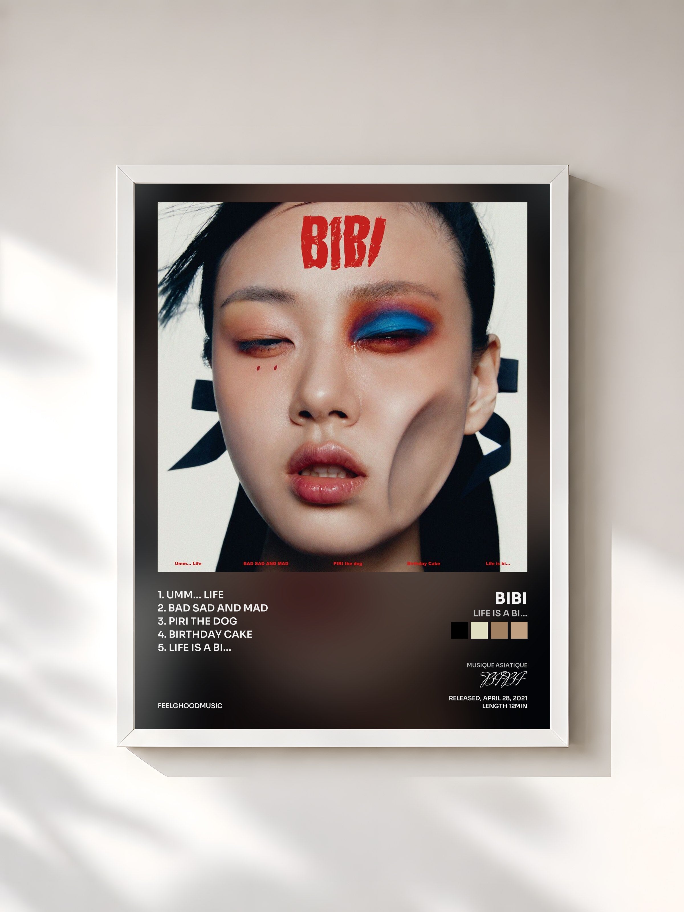 #blanc Tableau de l'album Life is a Bi… de BIBI, cadre blanc, imprimé et encadré en France