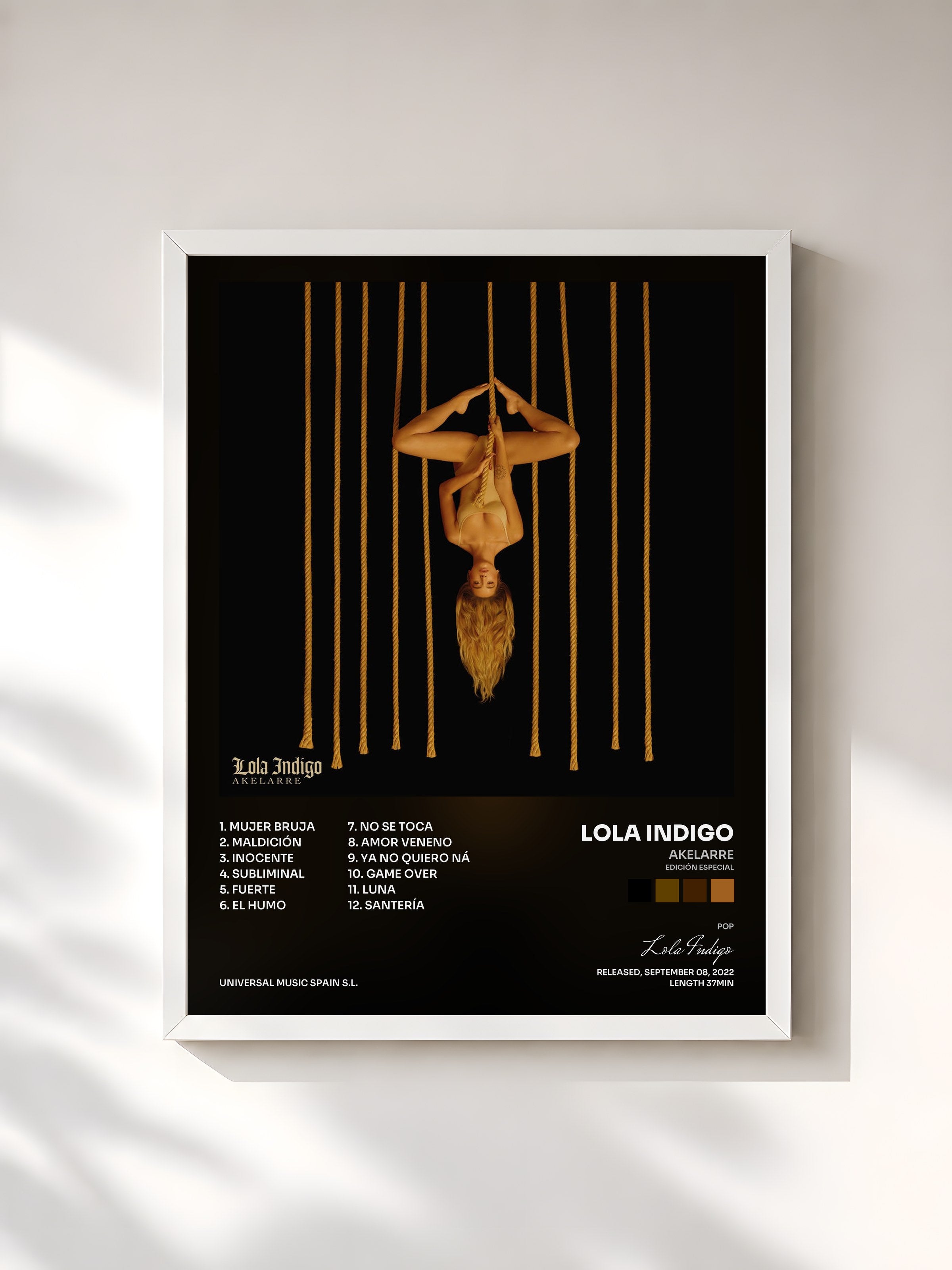 #blanc Tableau de l'album Akelarre (Edición Especial) de Lola Indigo, cadre blanc, imprimé et encadré en France