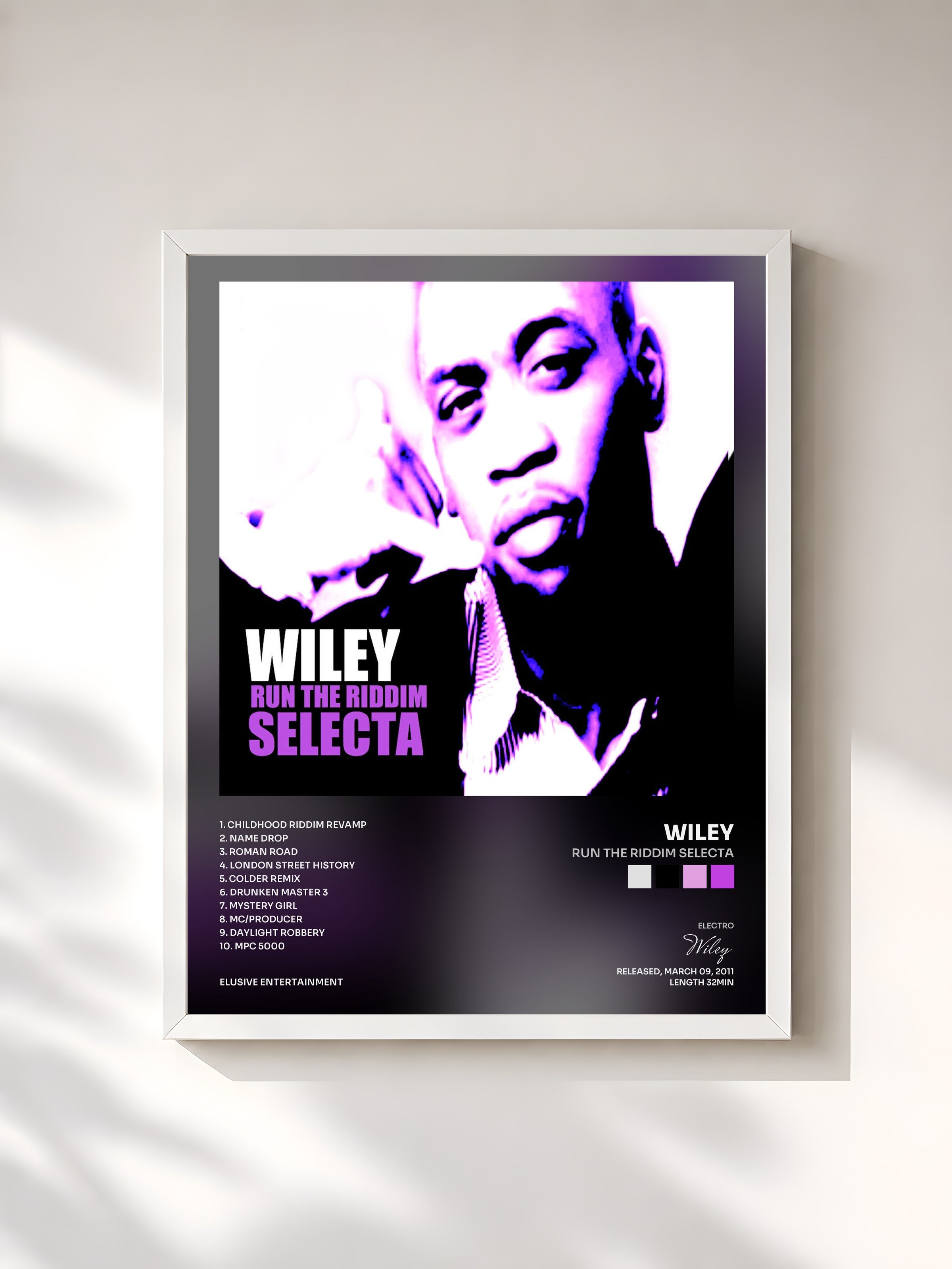 #blanc Tableau de l'album Run the Riddim Selecta de Wiley, cadre blanc, imprimé et encadré en France