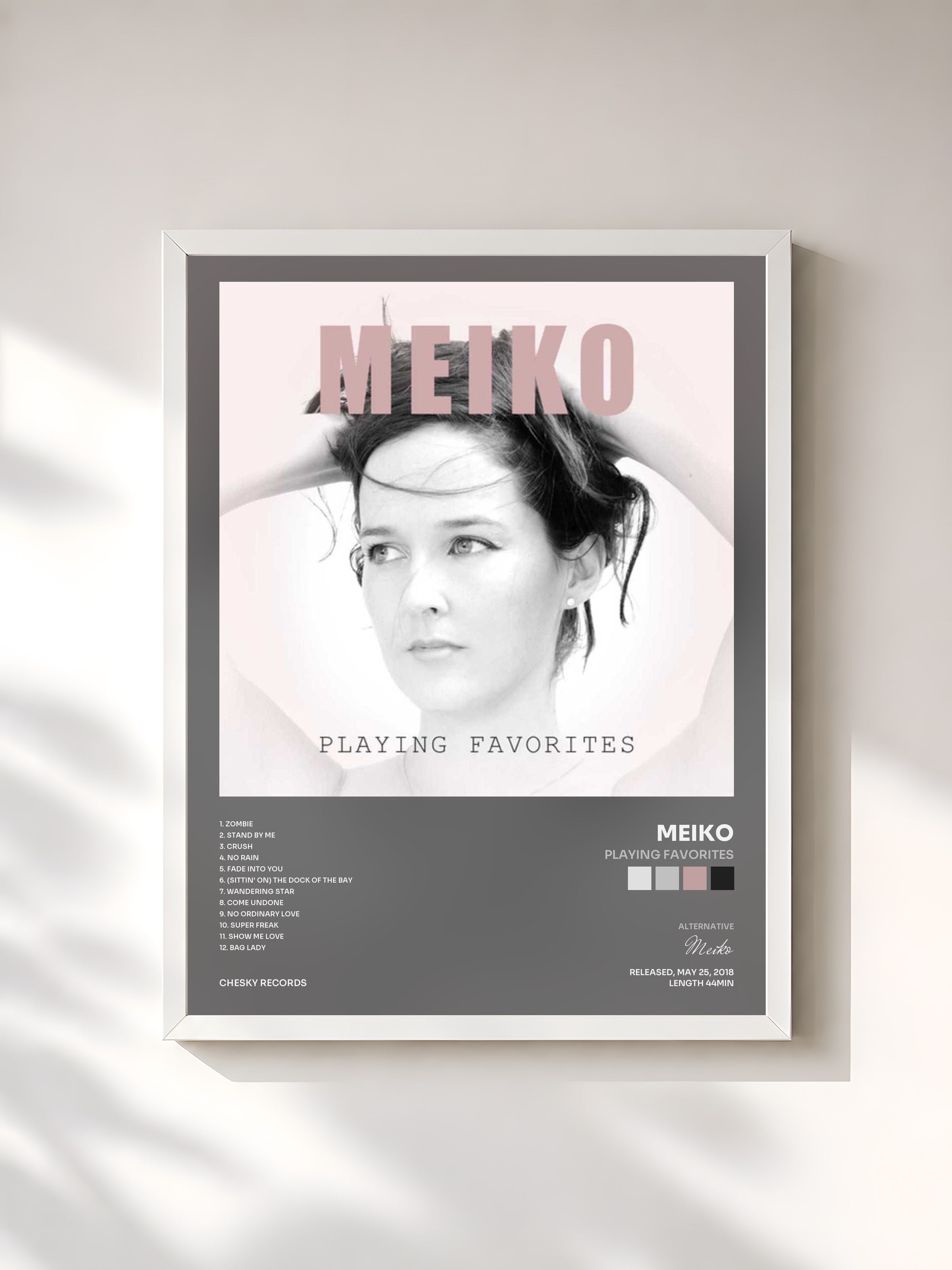 #blanc Tableau de l'album Playing Favorites de Meiko, cadre blanc, imprimé et encadré en France
