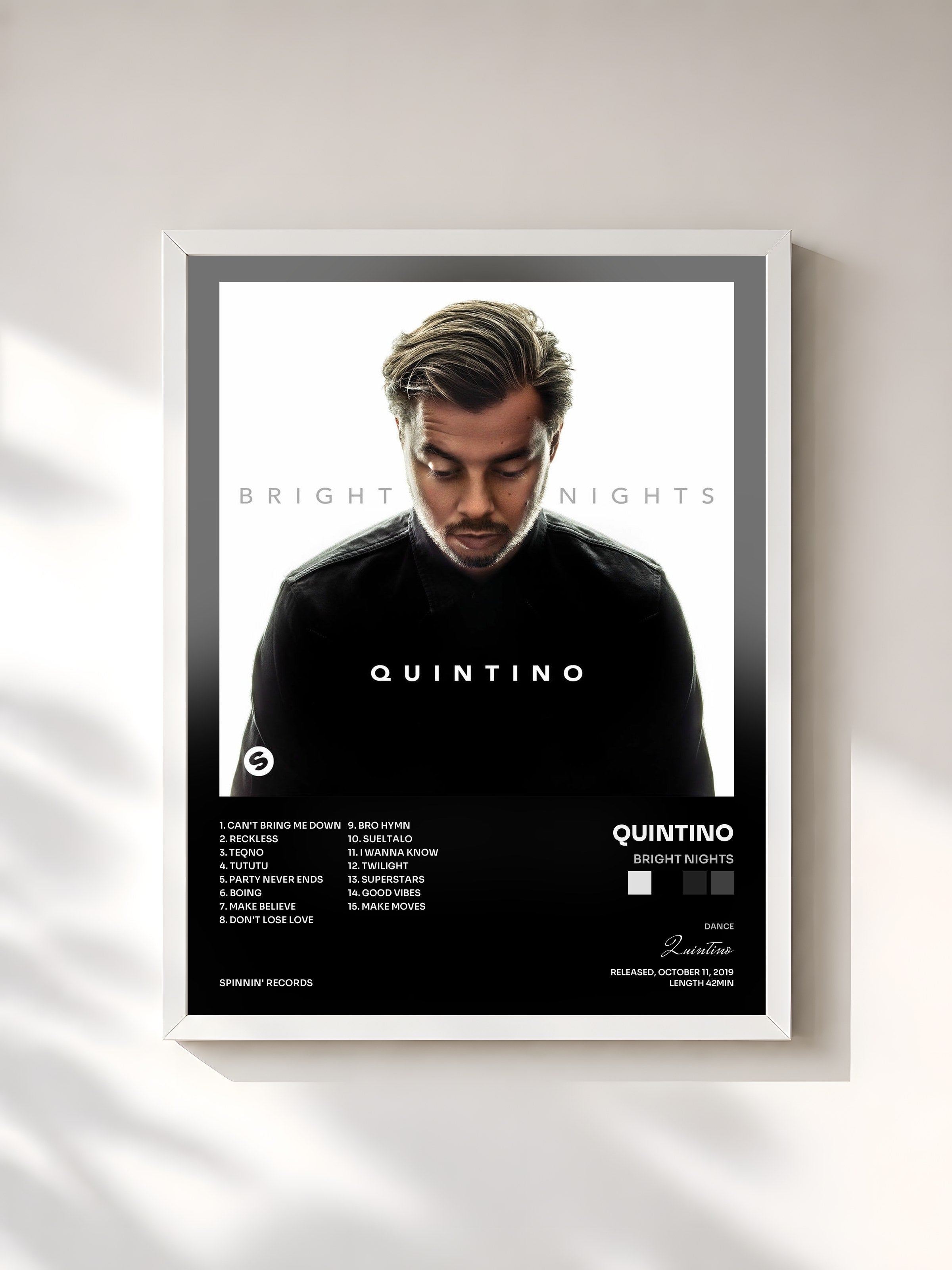 #blanc Tableau de l'album Bright Nights de Quintino, cadre blanc, imprimé et encadré en France