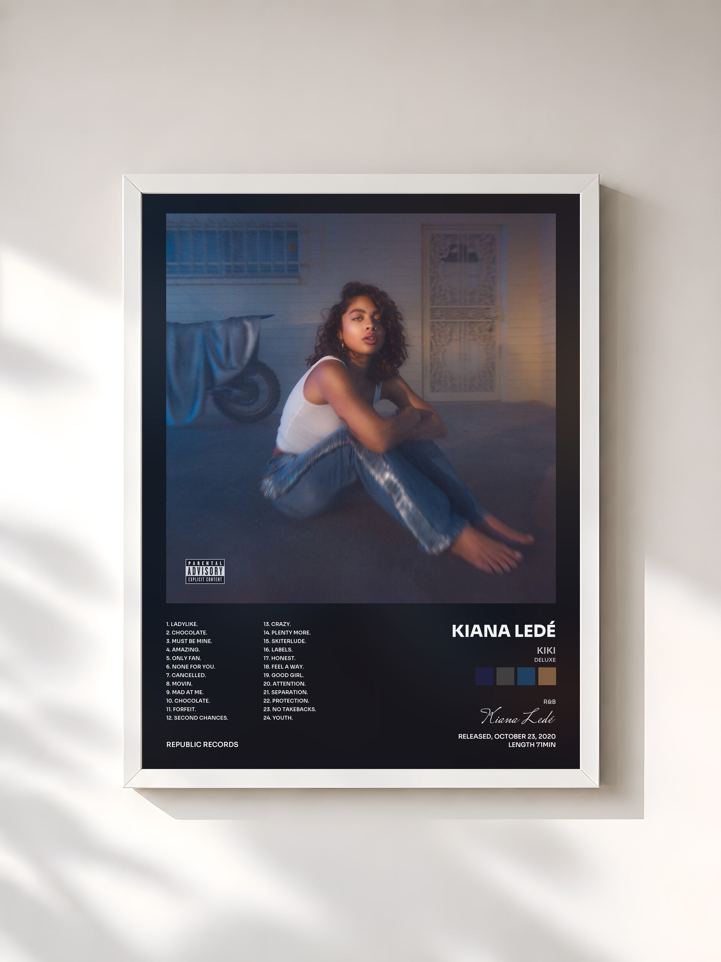 #blanc Tableau de l'album KIKI (Deluxe) de Kiana Ledé, cadre blanc, imprimé et encadré en France