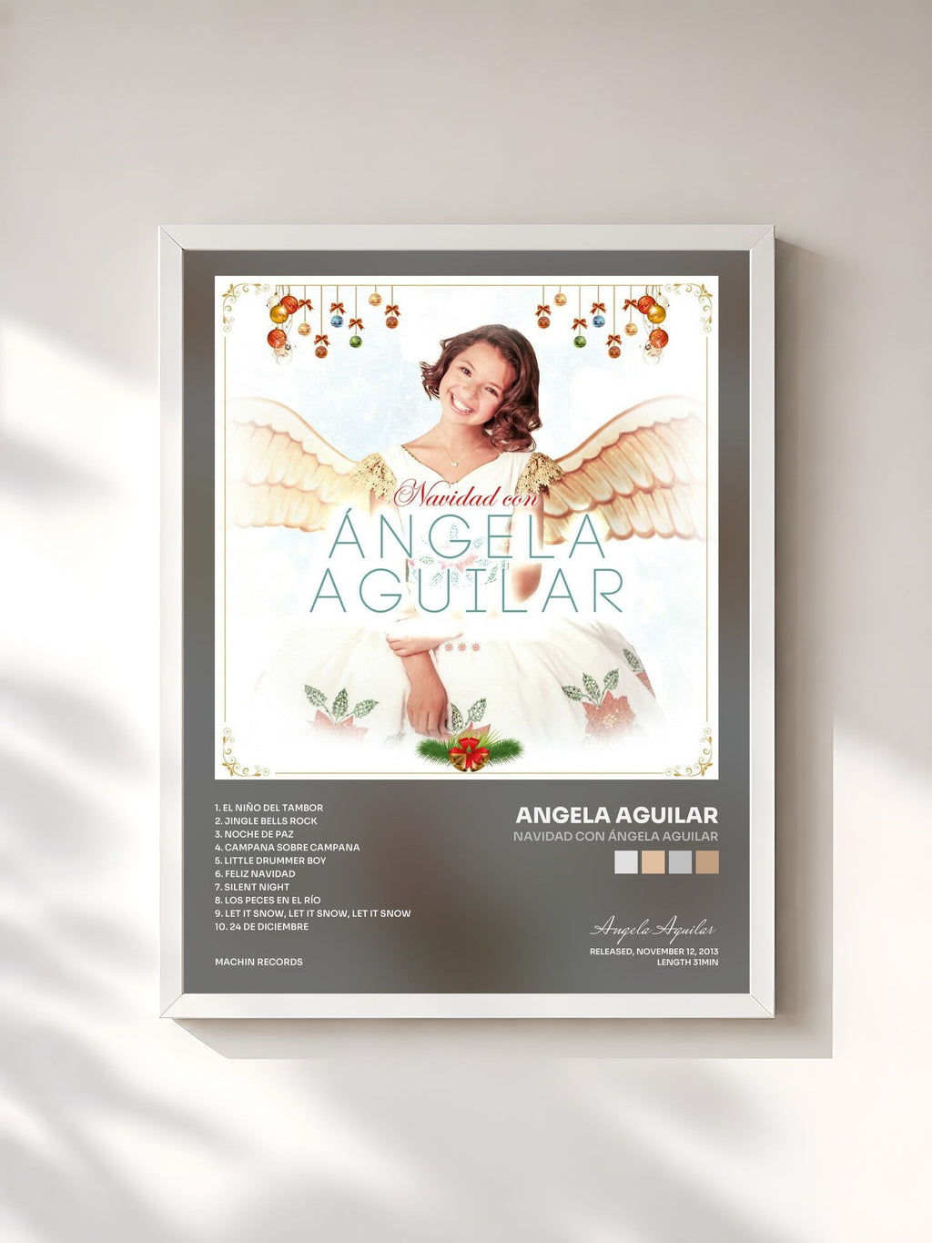 #blanc Navidad con Ángela Aguilar di Angela Aguilar in stampa incorniciata, cornice bianca, stampata e incorniciata in Francia