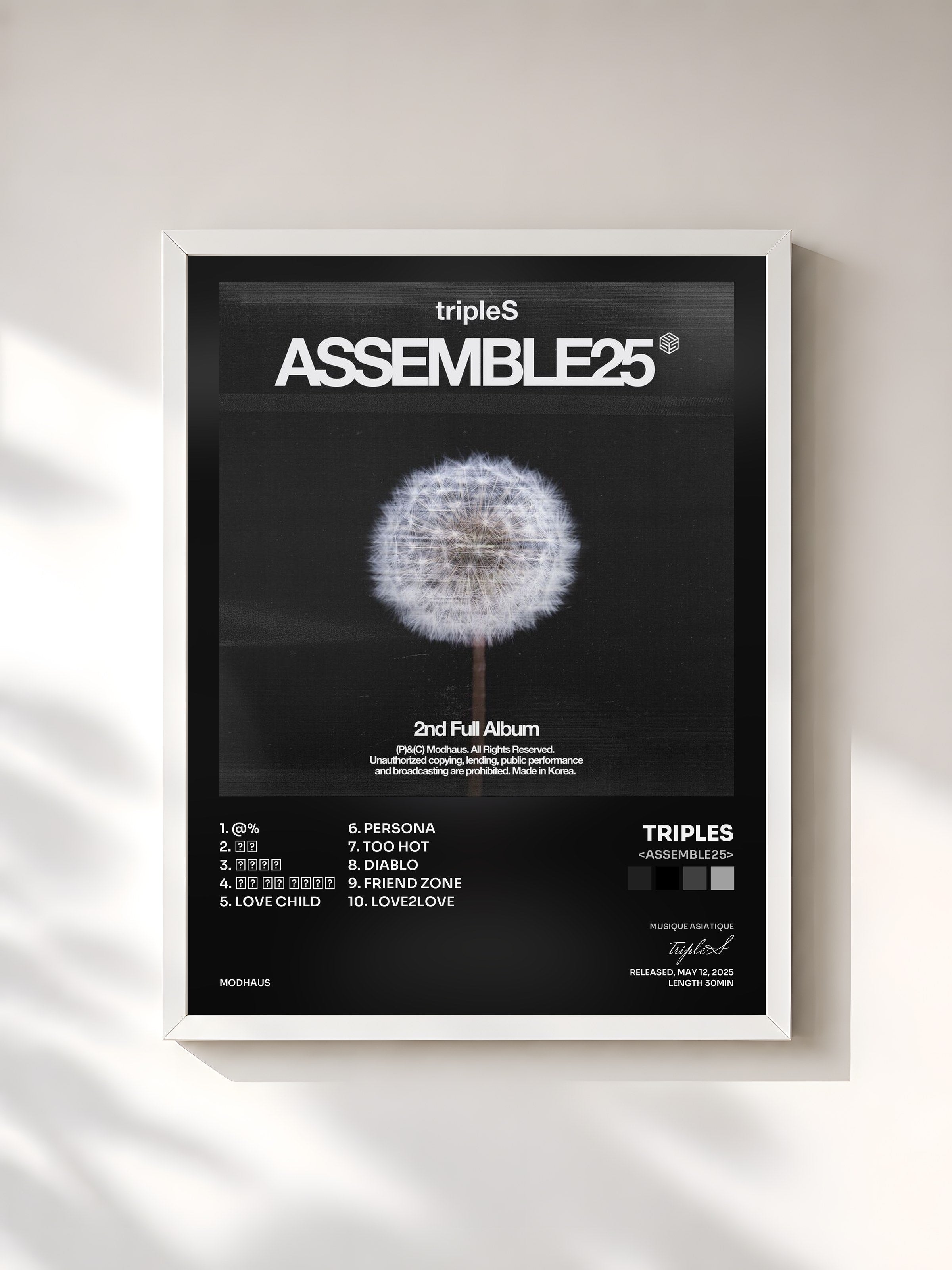 #blanc Tableau de l'album <ASSEMBLE25> de tripleS, cadre blanc, imprimé et encadré en France