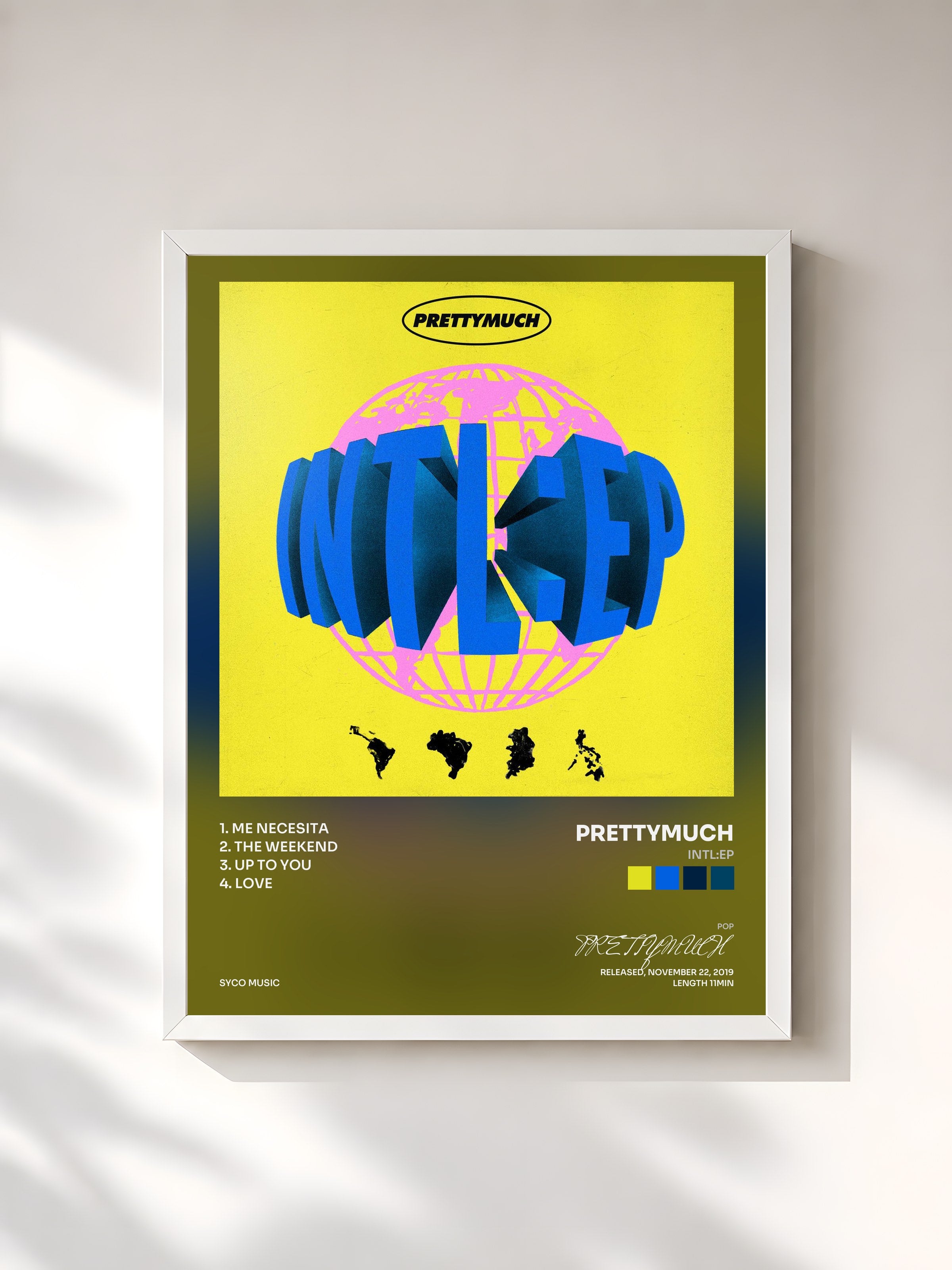 #blanc Tableau de l'album INTL:EP de PRETTYMUCH, cadre blanc, imprimé et encadré en France