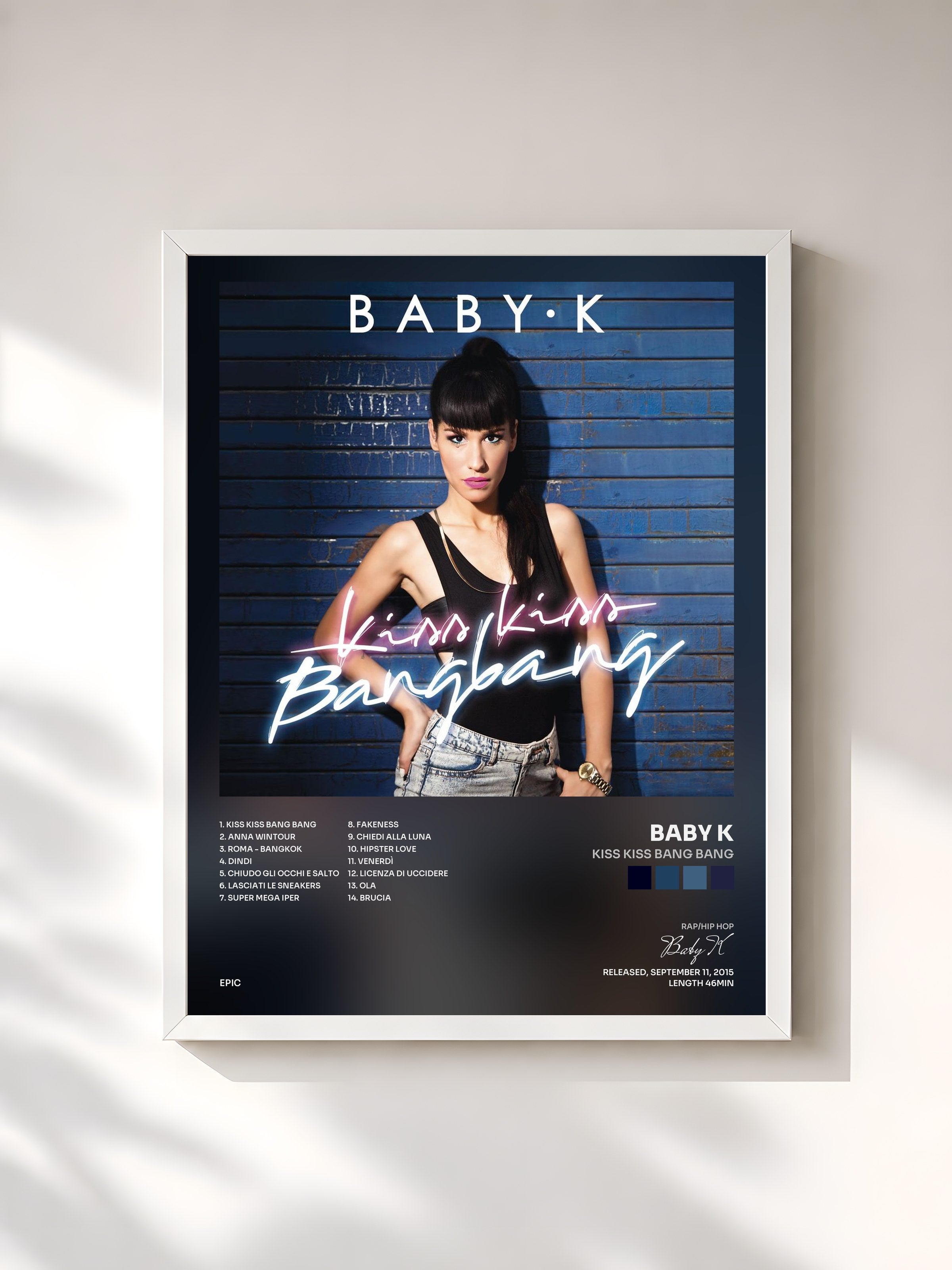 #blanc Tableau de l'album Kiss Kiss Bang Bang de Baby K, cadre blanc, imprimé et encadré en France