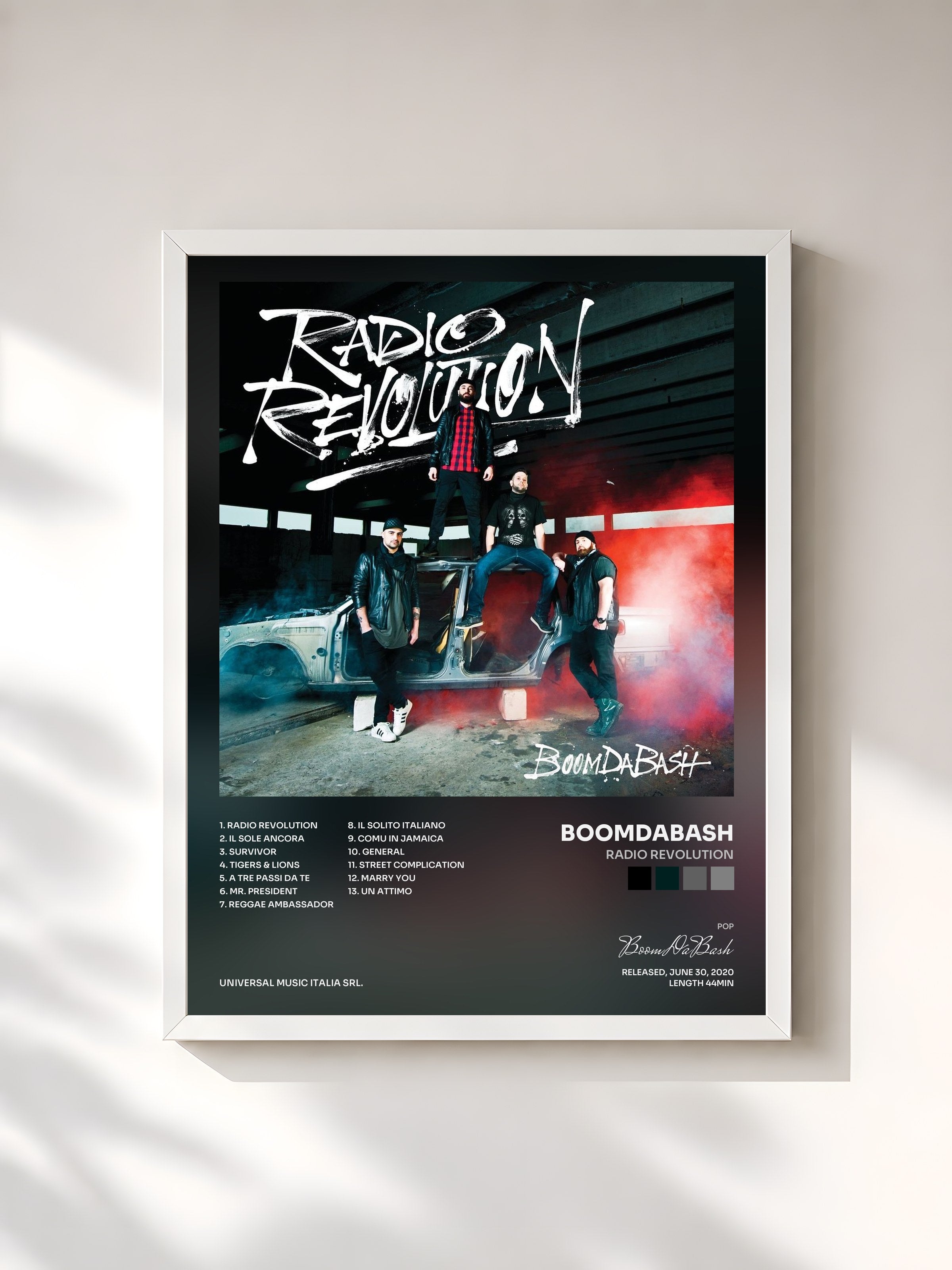 #blanc Tableau de l'album Radio Revolution de BoomDaBash, cadre blanc, imprimé et encadré en France