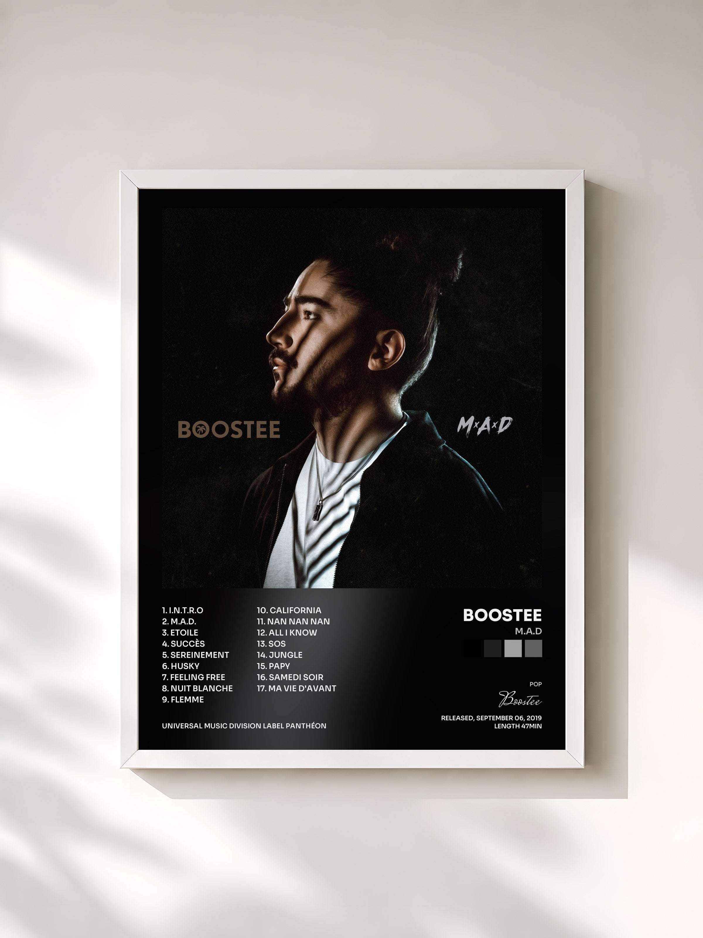 #blanc Tableau de l'album M.A.D de Boostee, cadre blanc, imprimé et encadré en France