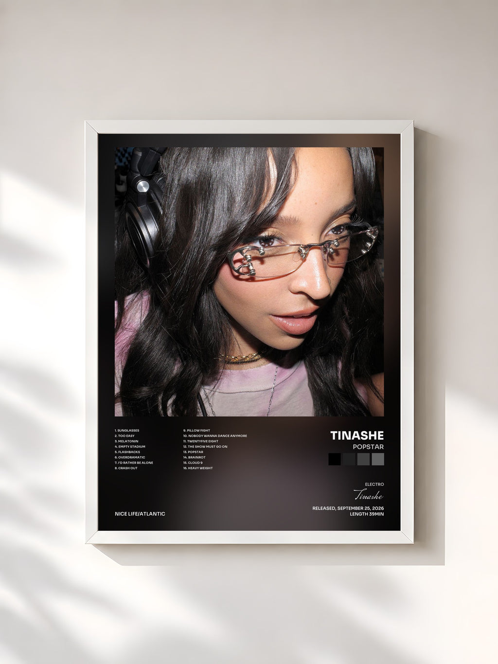 #blanc Tableau de l'album Popstar de Tinashe, cadre blanc, imprimé et encadré en France
