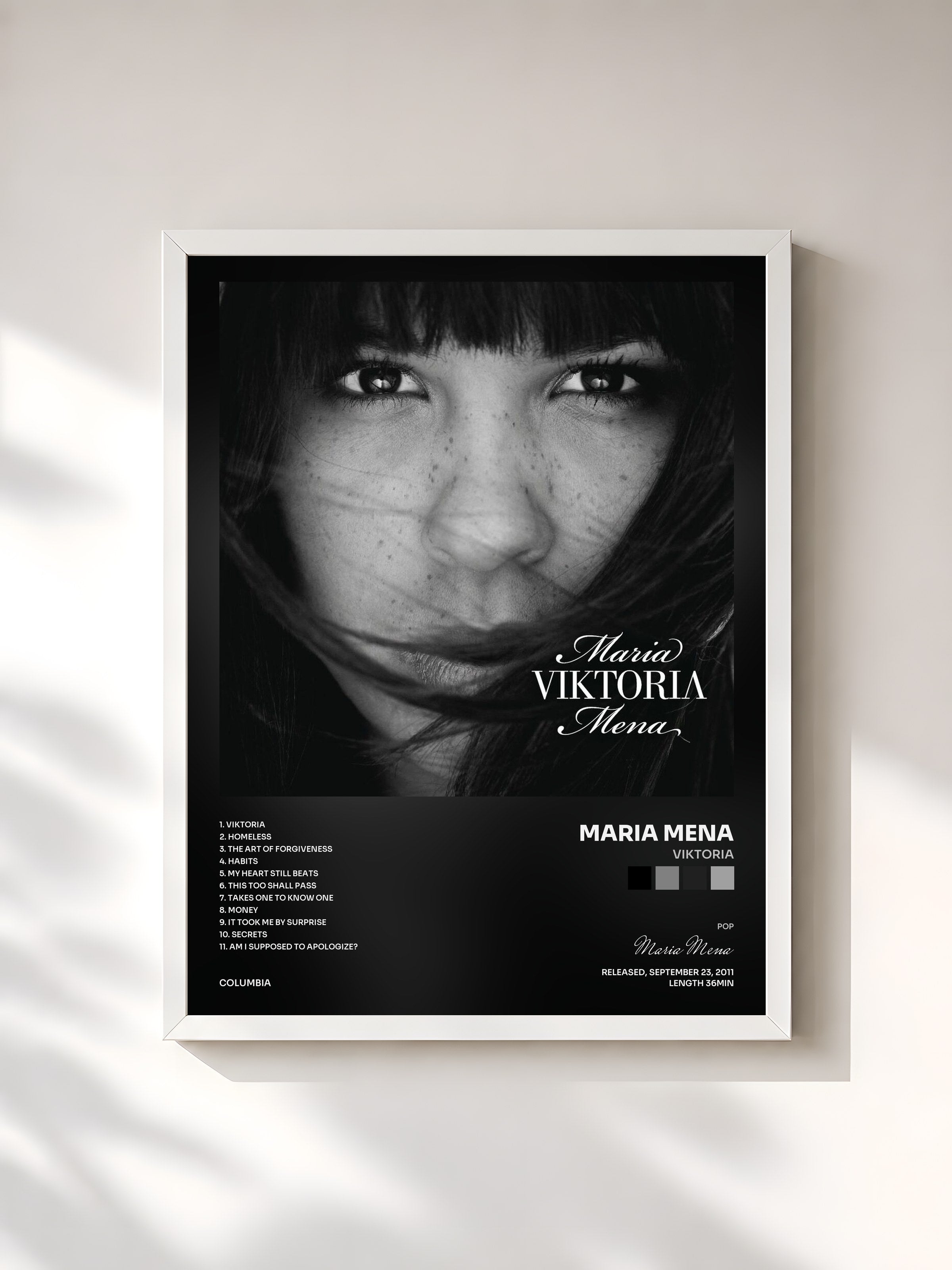 #blanc Tableau de l'album Viktoria de Maria Mena, cadre blanc, imprimé et encadré en France