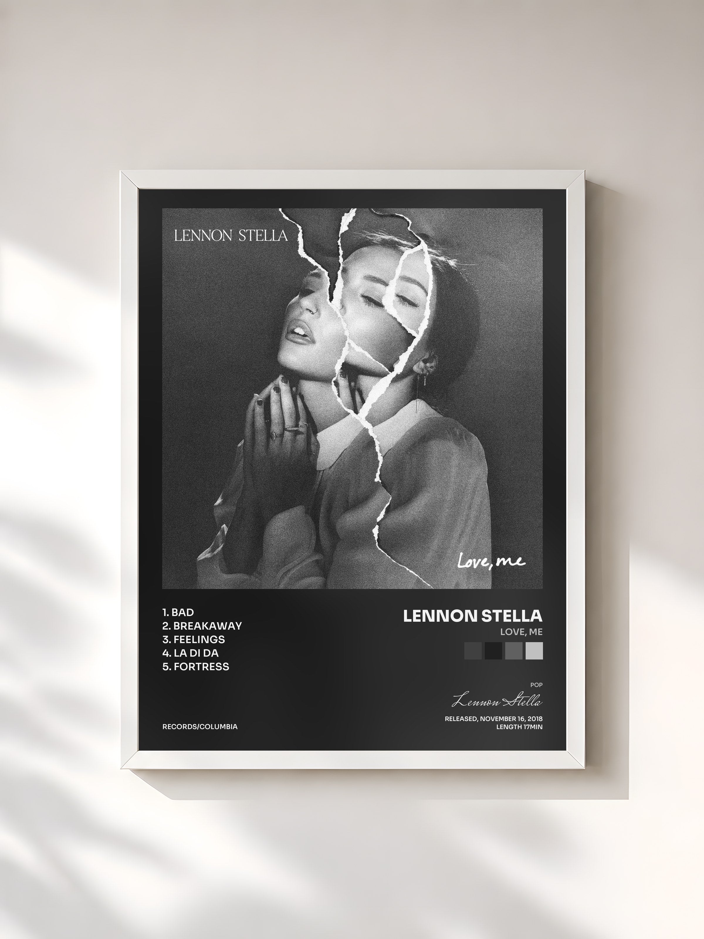 #blanc Tableau de l'album Love, me de Lennon Stella, cadre blanc, imprimé et encadré en France