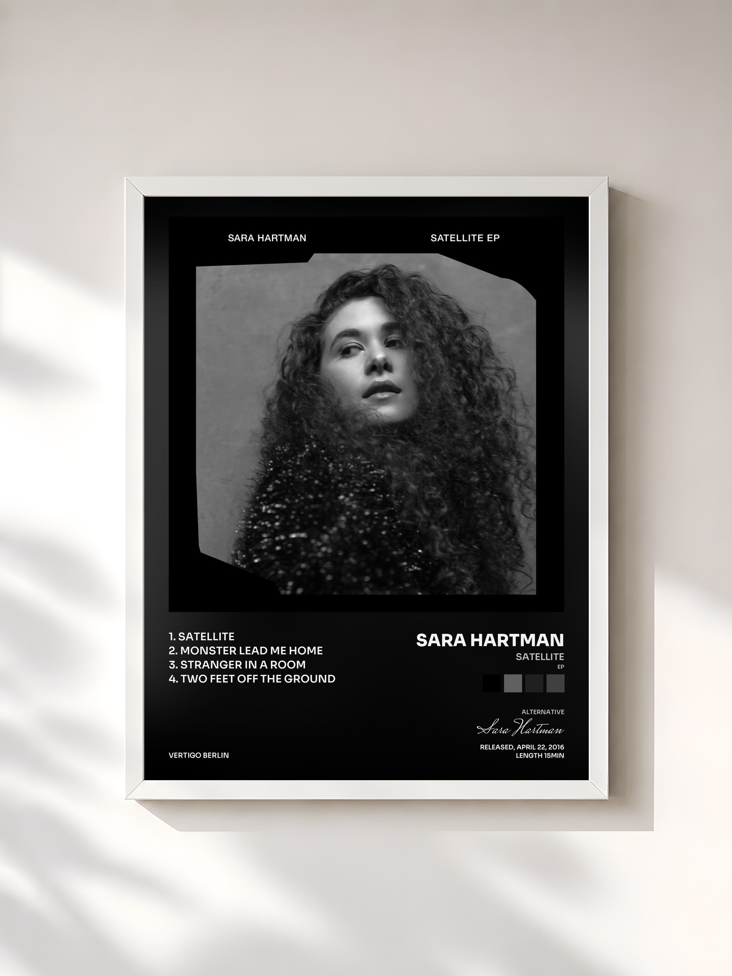 #blanc Tableau de l'album Satellite (EP) de Sara Hartman, cadre blanc, imprimé et encadré en France