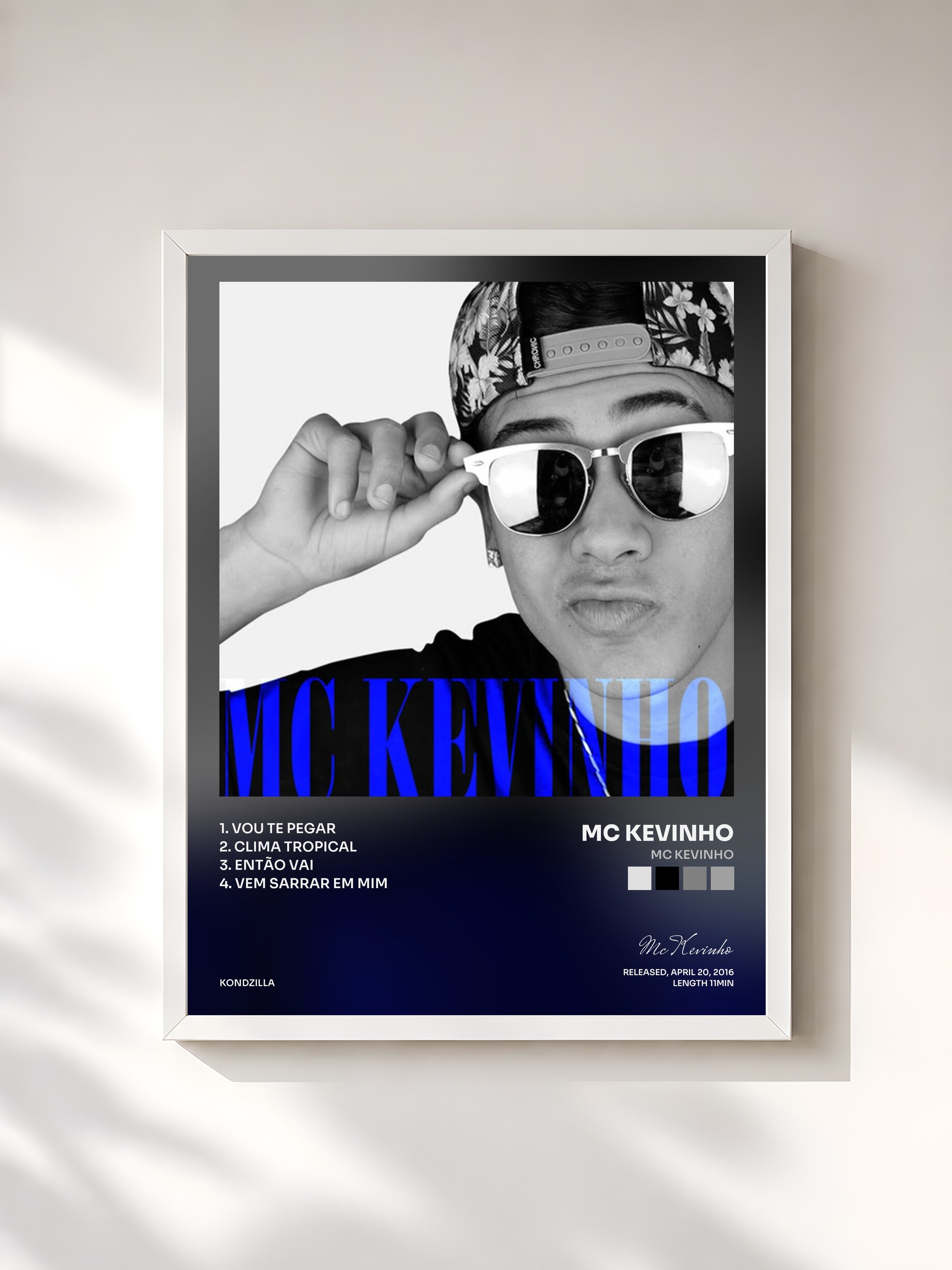 #blanc Tableau de l'album Mc Kevinho de Mc Kevinho, cadre blanc, imprimé et encadré en France