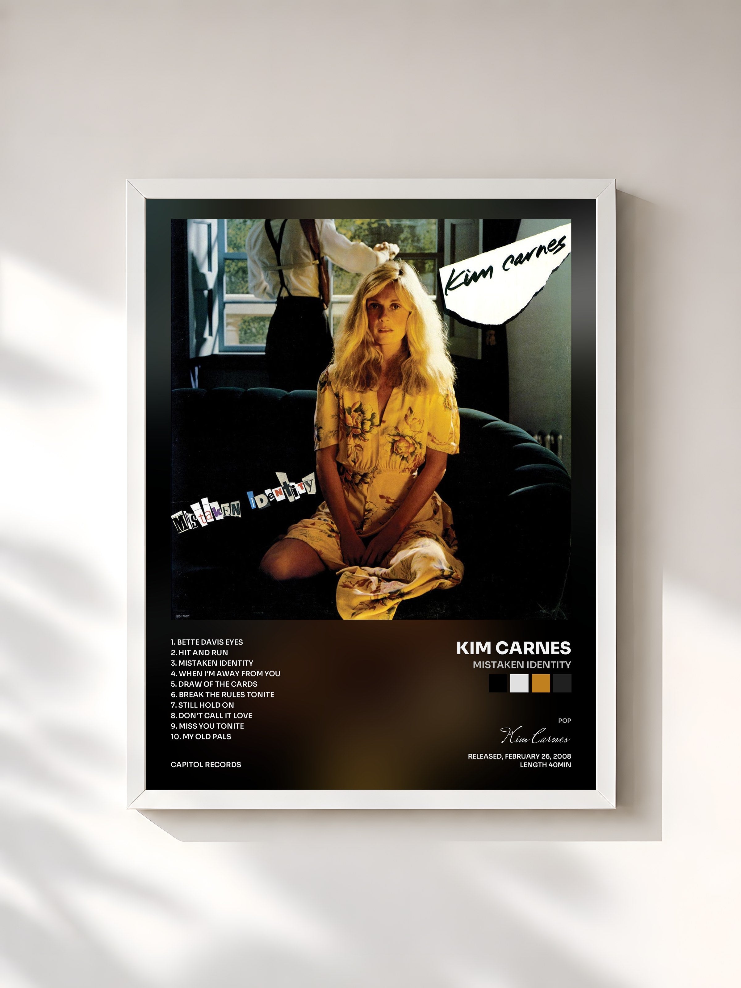 #blanc Tableau de l'album Mistaken Identity de Kim Carnes, cadre blanc, imprimé et encadré en France