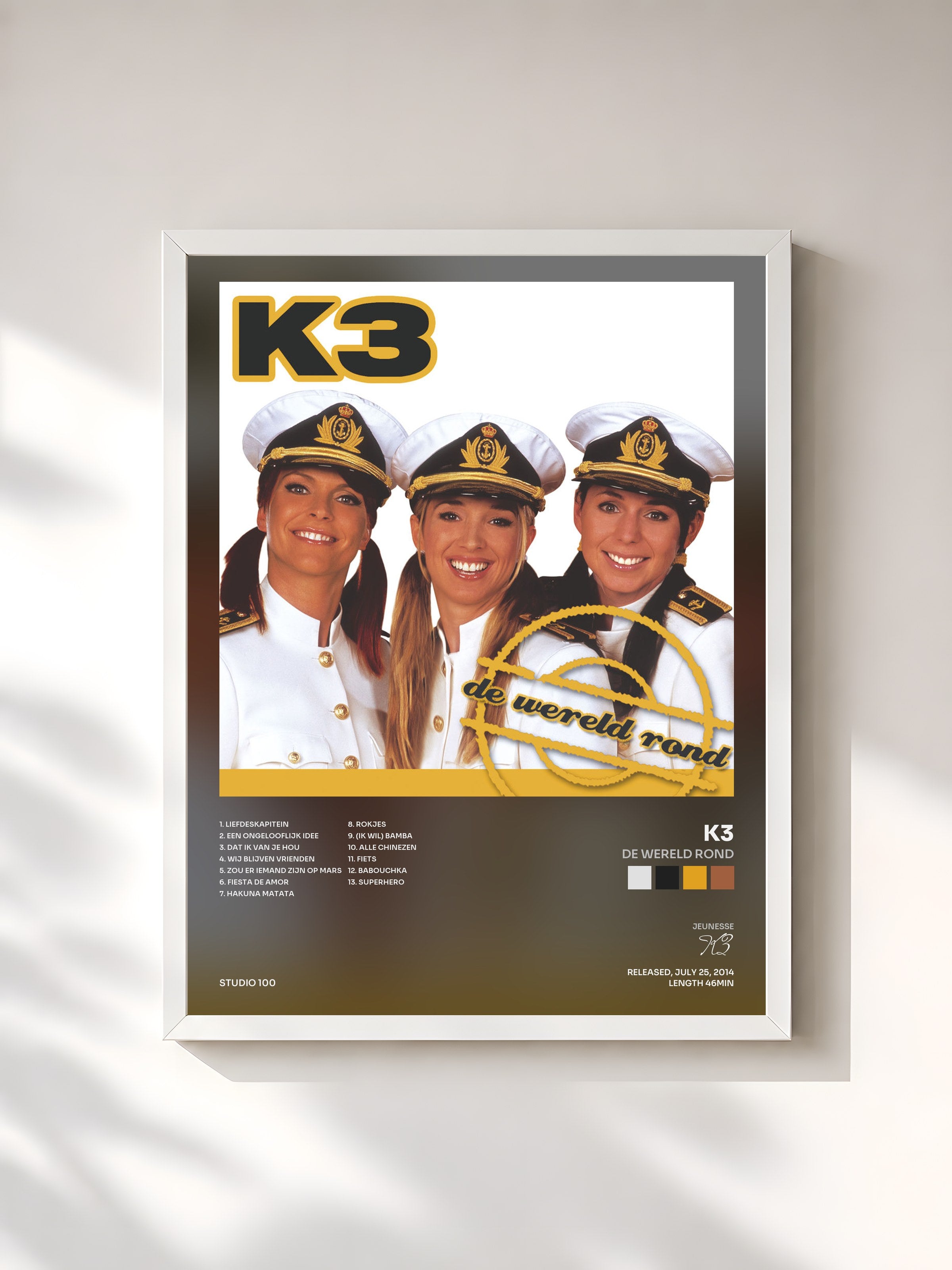 #blanc Tableau de l'album De Wereld Rond de K3, cadre blanc, imprimé et encadré en France